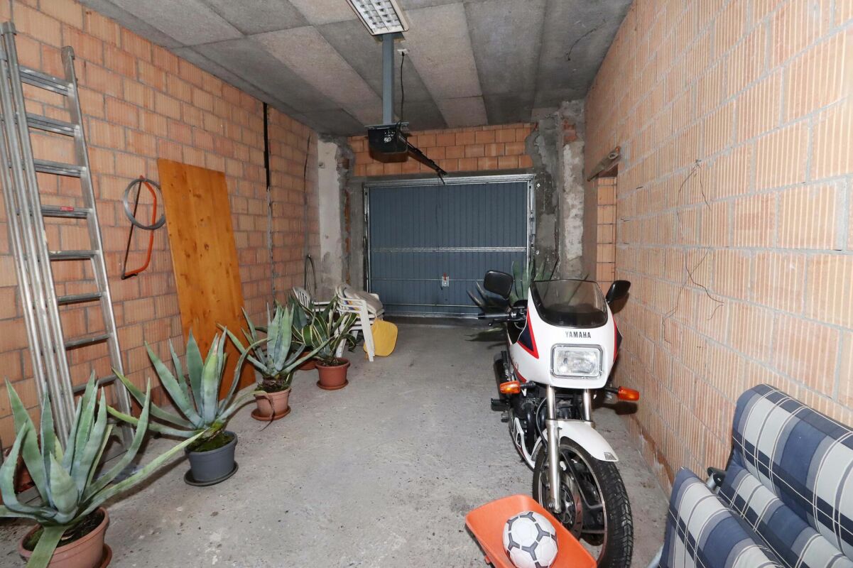Garage mit Motorrad und Lagerfläche