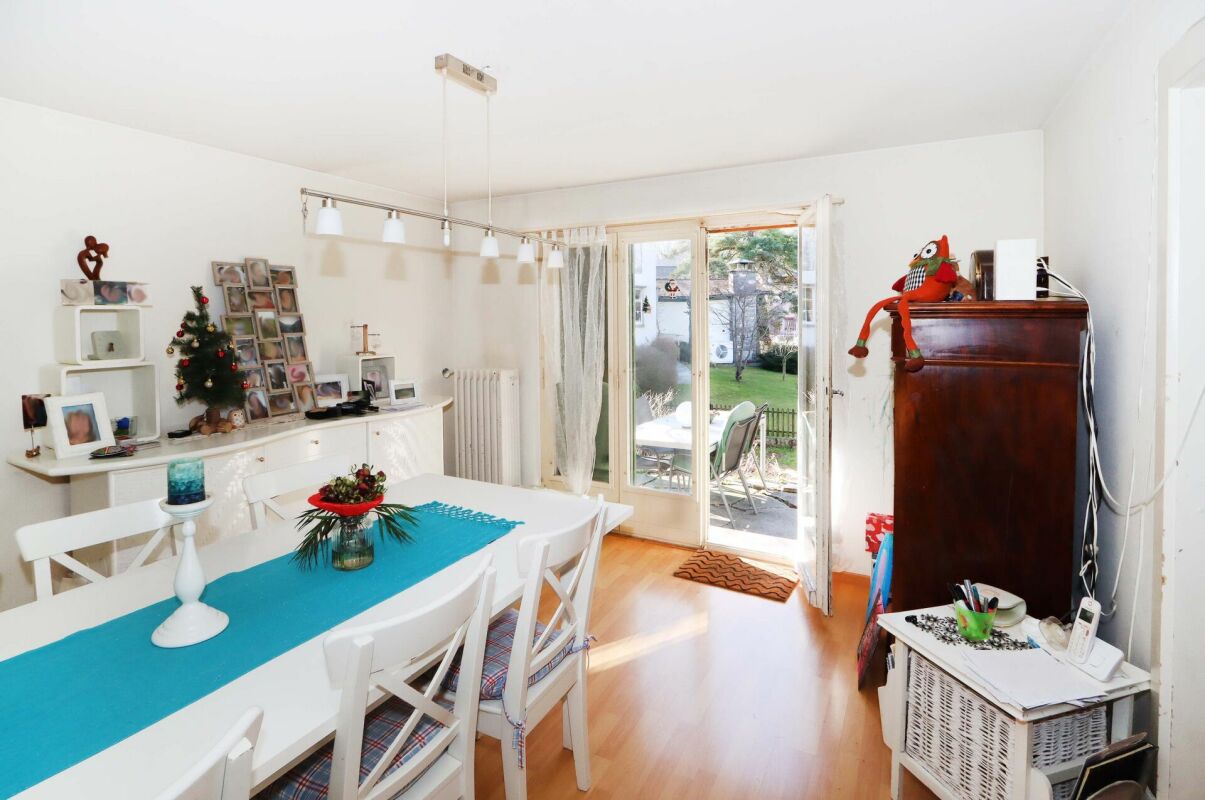 Helles Esszimmer mit Gartenzugang