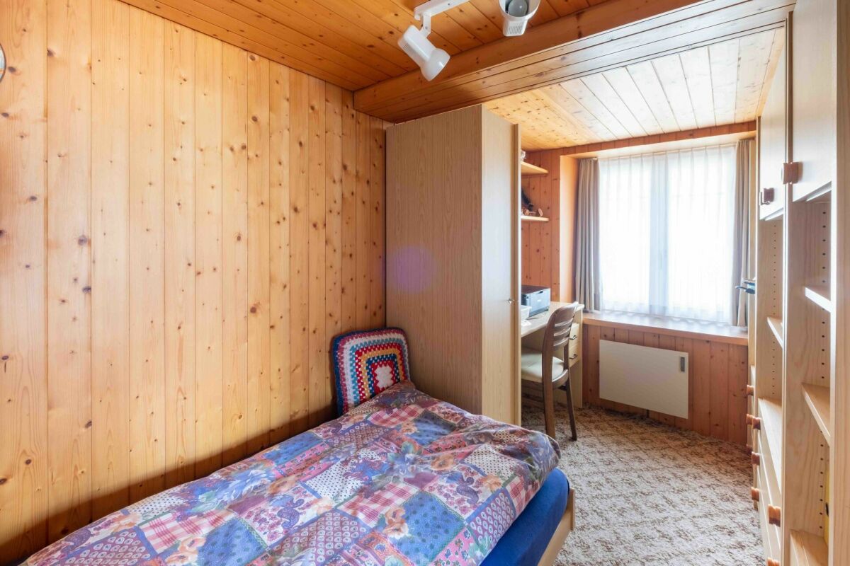 Gemütliches Holz-Schlafzimmer mit Arbeitsnische