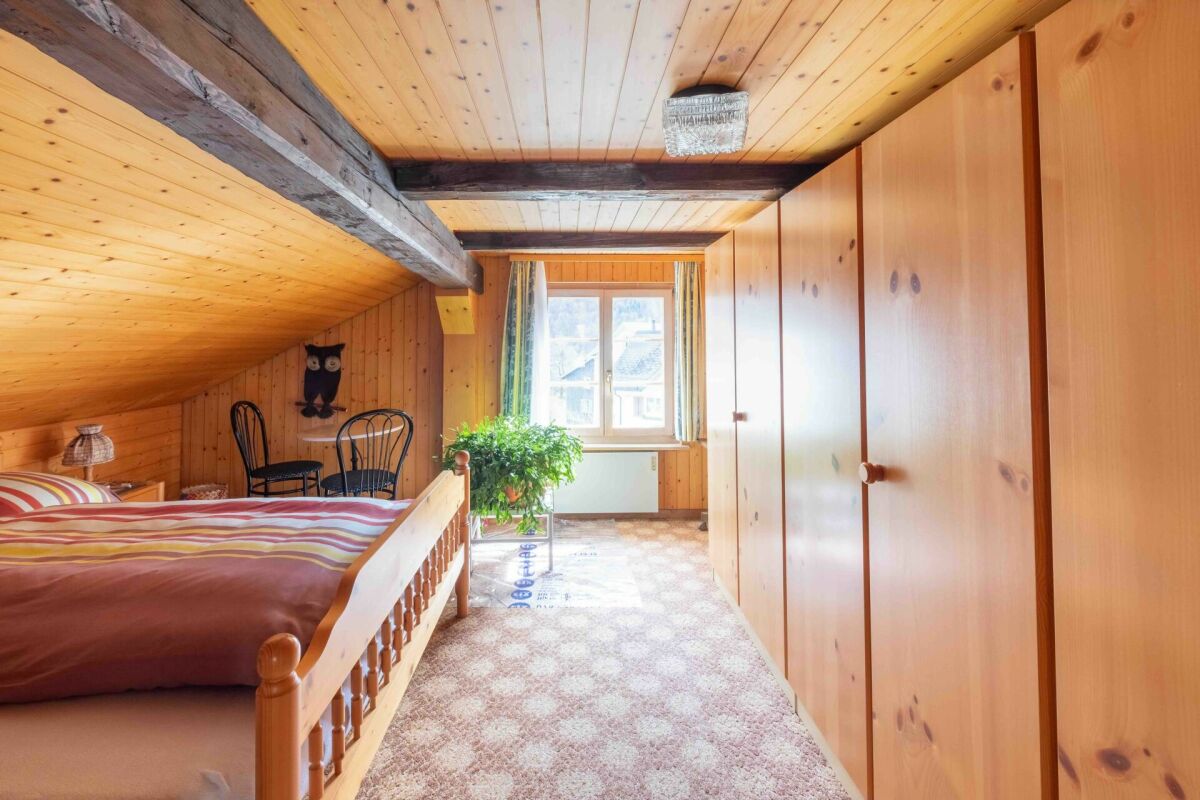 Gemütliches Dachgeschoss-Schlafzimmer mit viel Holz