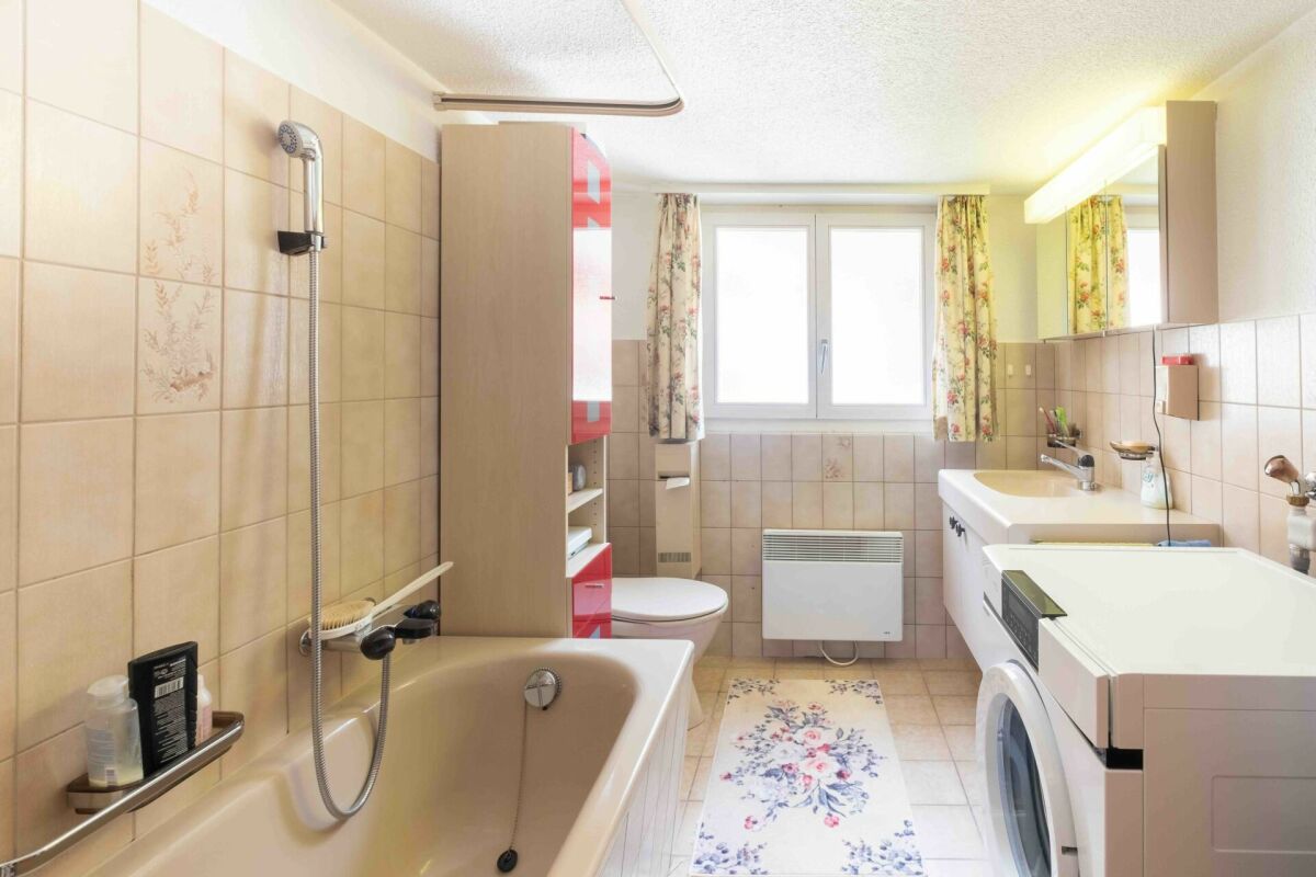 Badezimmer mit Badewanne und Waschplatz