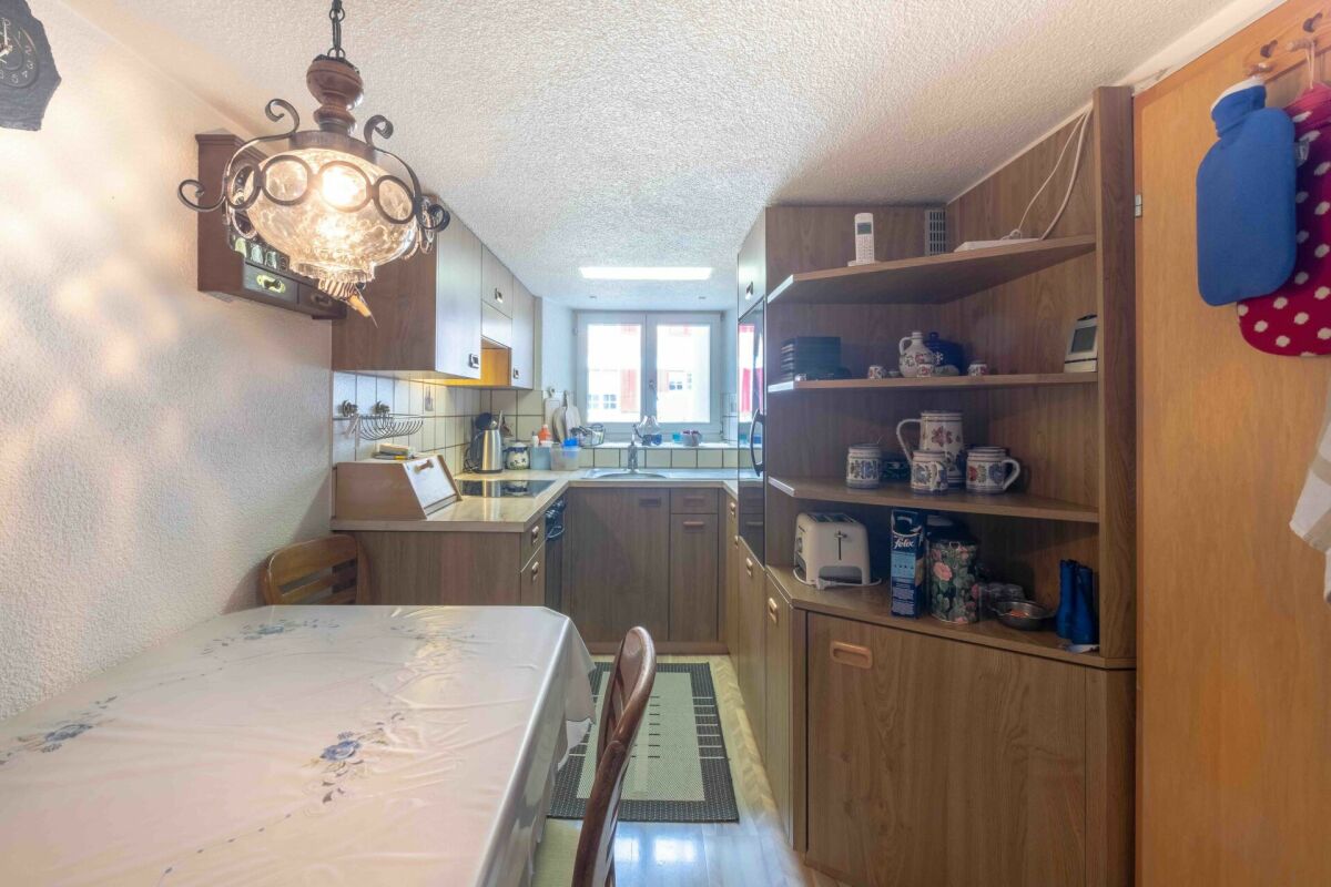 Kleine Wohnküche mit Holzoptik