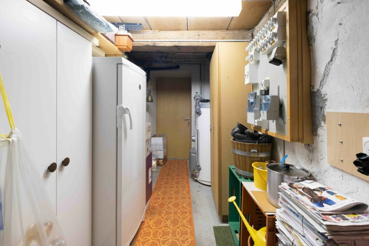 Hauswirtschaftsraum/Kellerflur mit Technik und Stauraum
