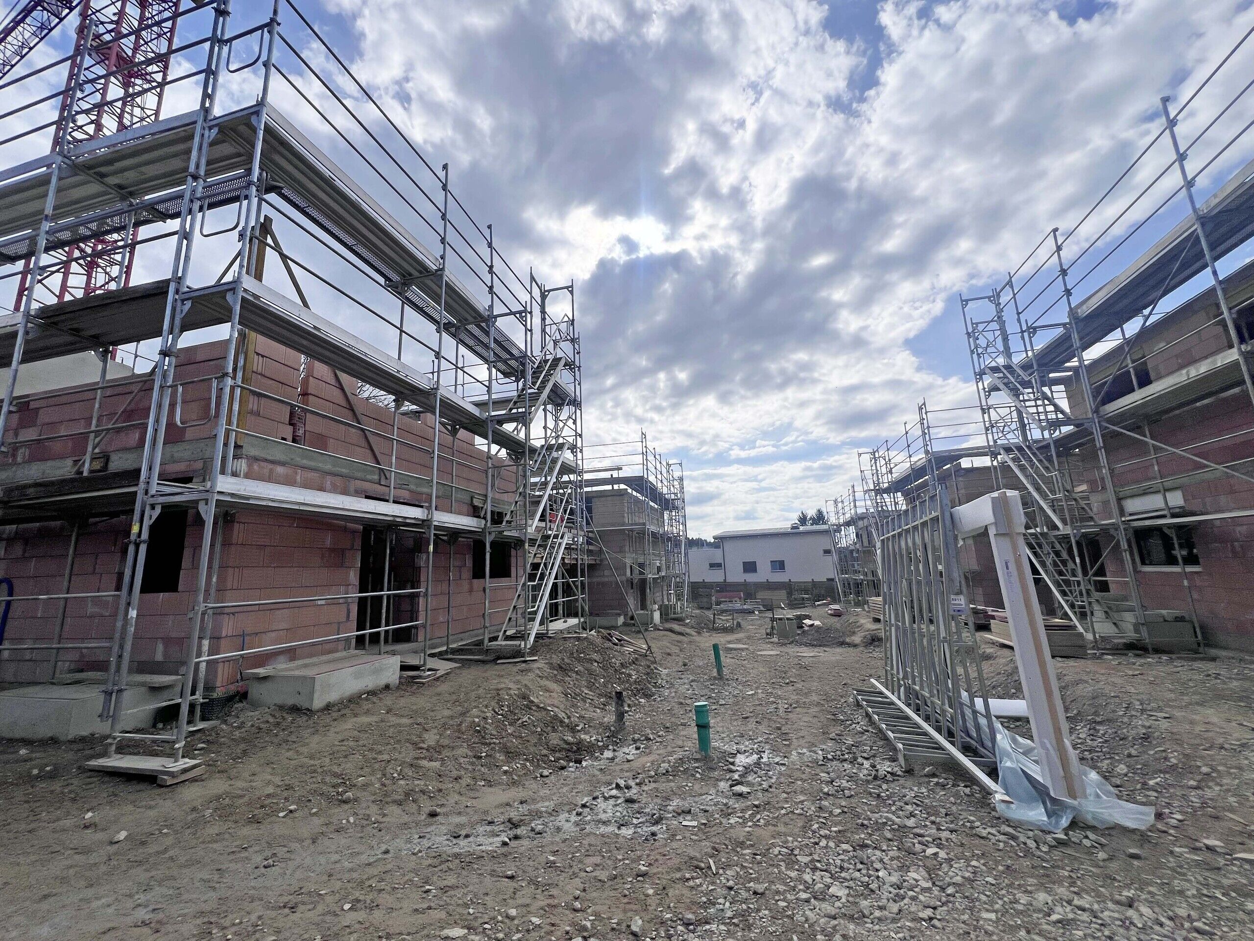 Baustelle mit Gerüsten zwischen Neubauten