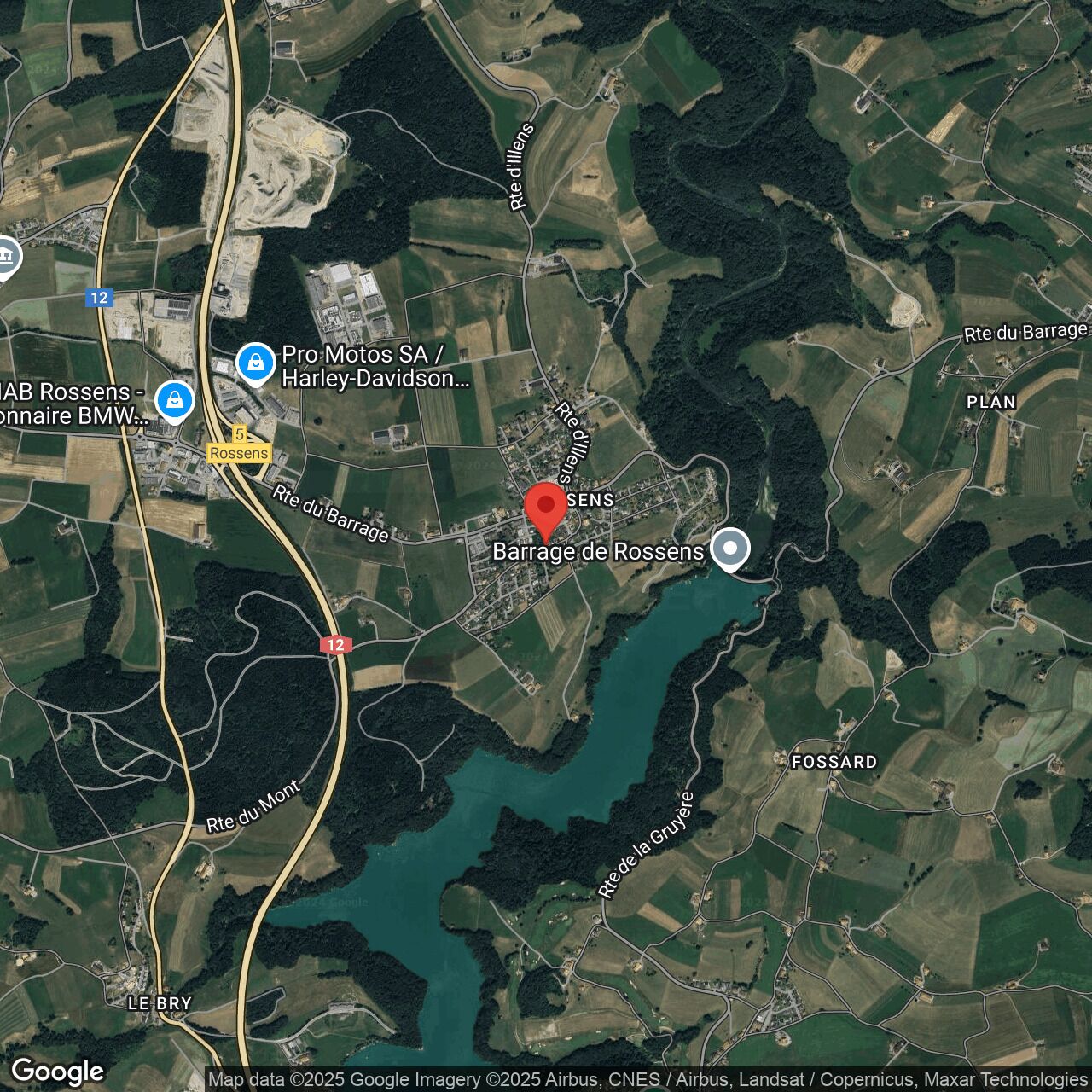 Luftbild einer ländlichen Umgebung mit See und Ortschaft