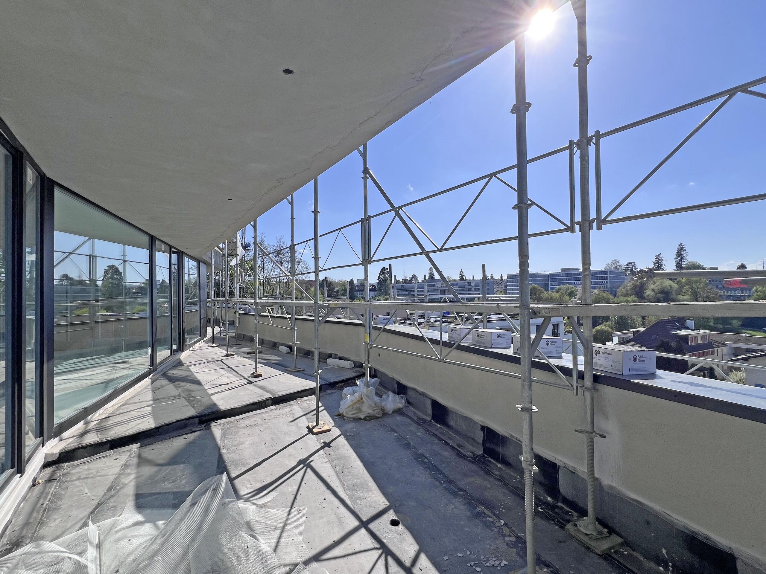 Gerüstete Dachterrasse im Bau