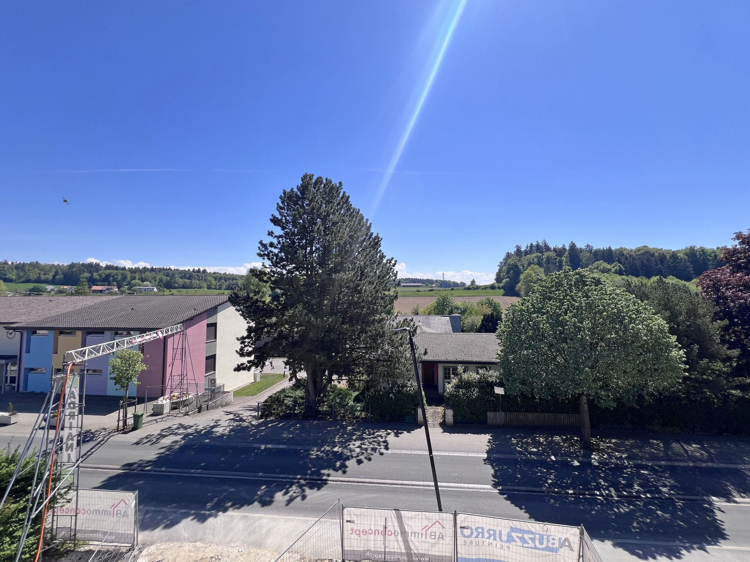 Blick aus erhöhter Position auf eine ruhige Wohn- und Landschaftsumgebung