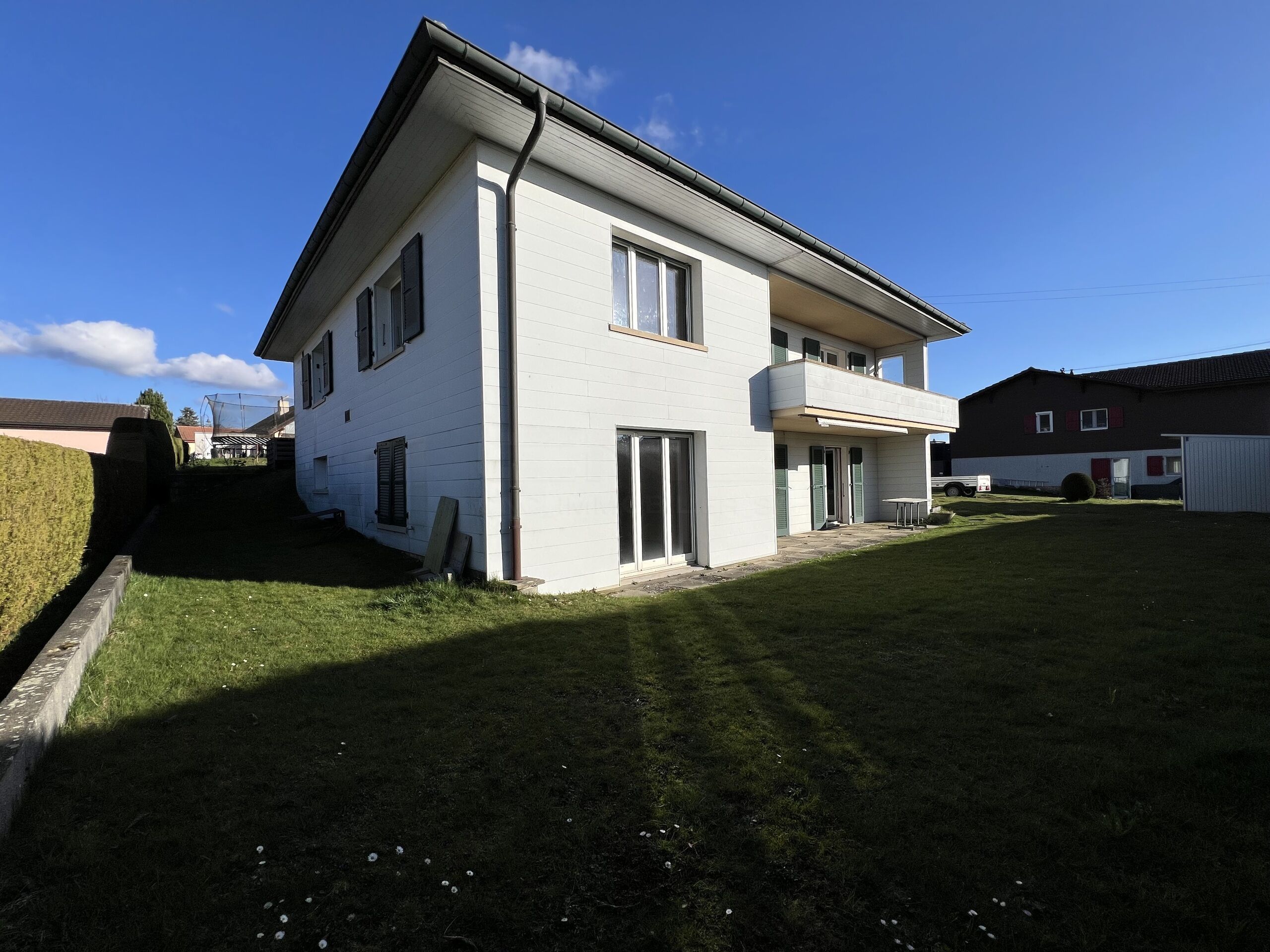 Modernes Einfamilienhaus mit Garten