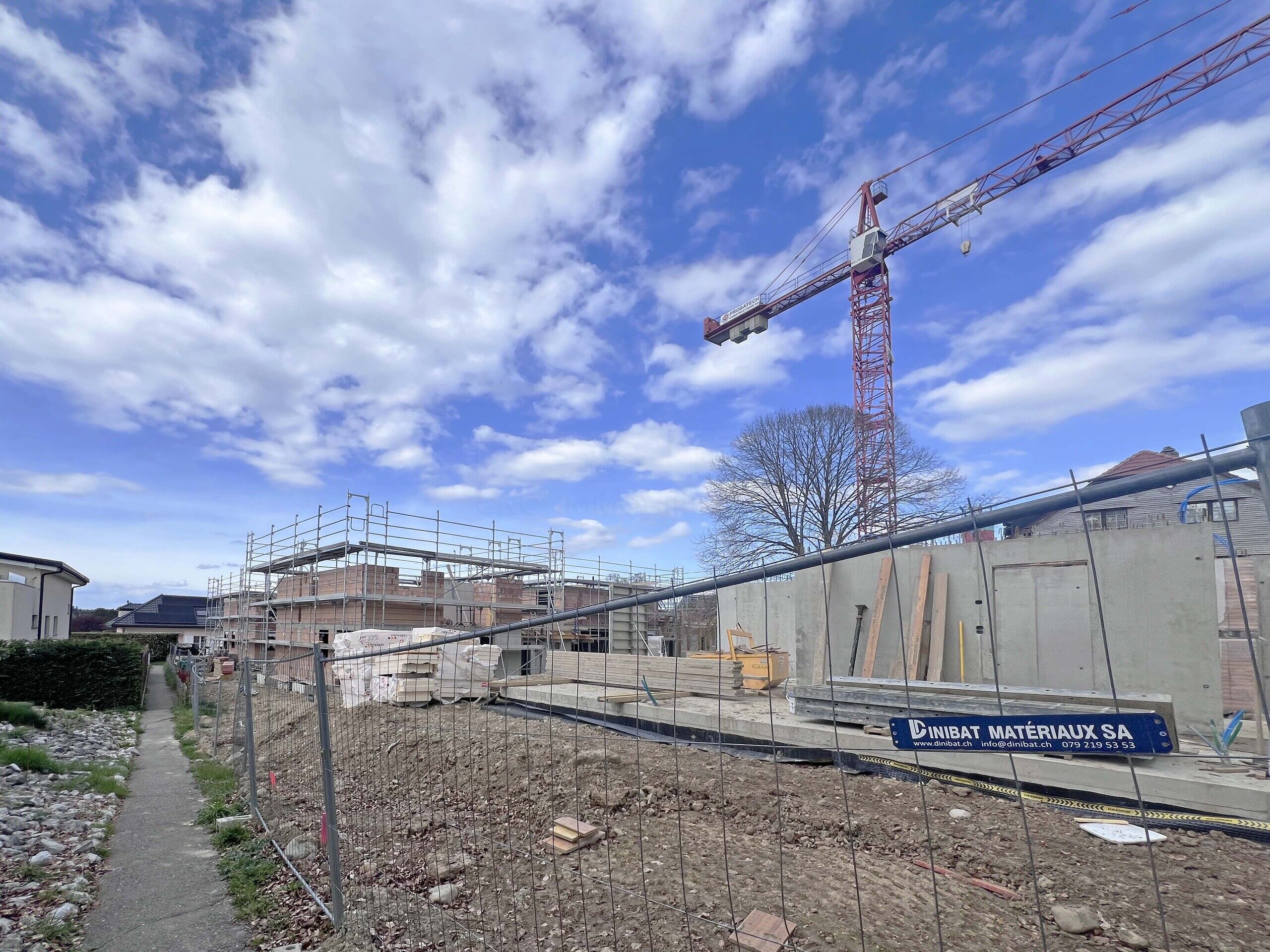 Baustelle mit Kran und Rohbau