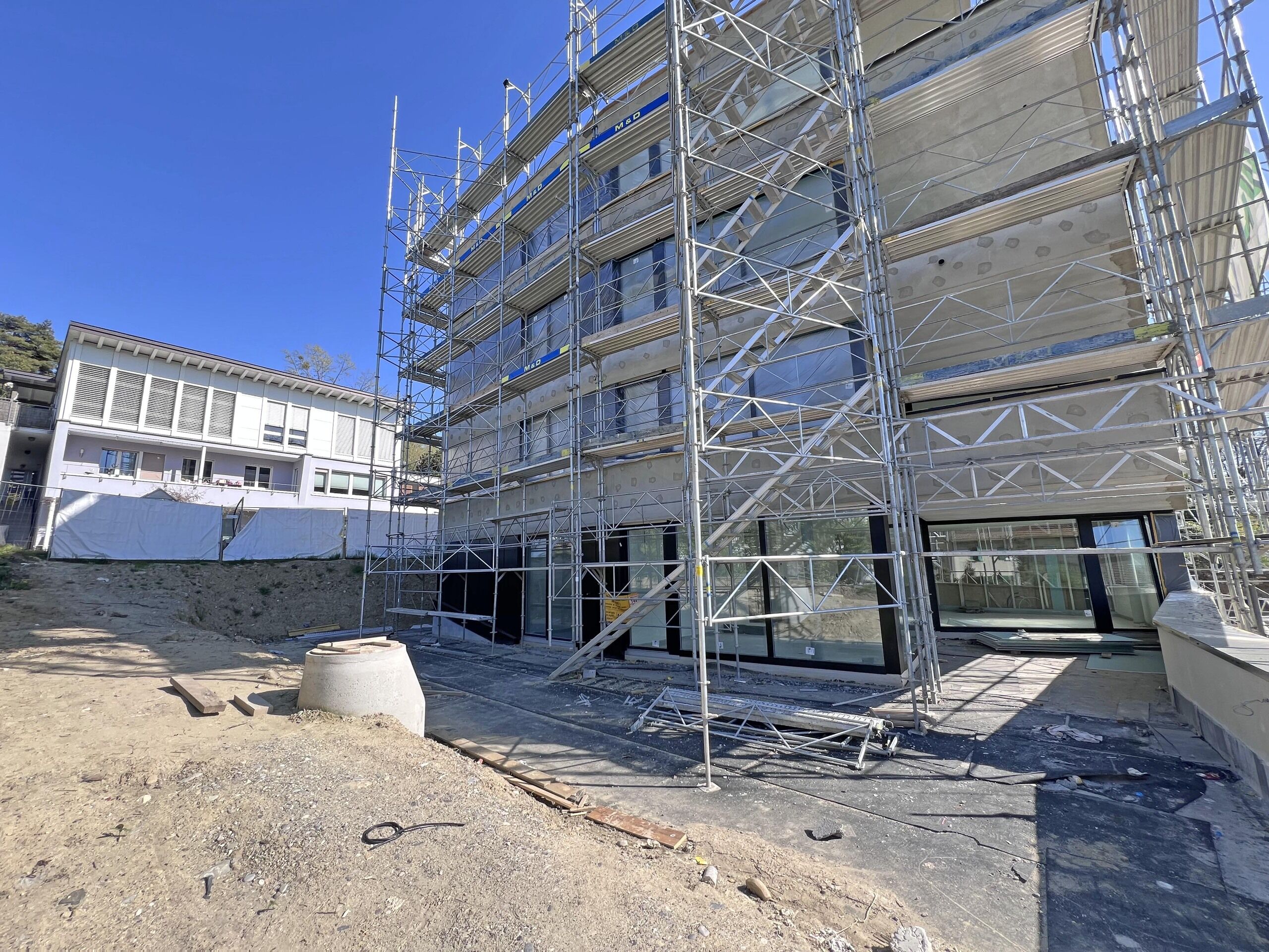 Gebäude im Bau mit Gerüst