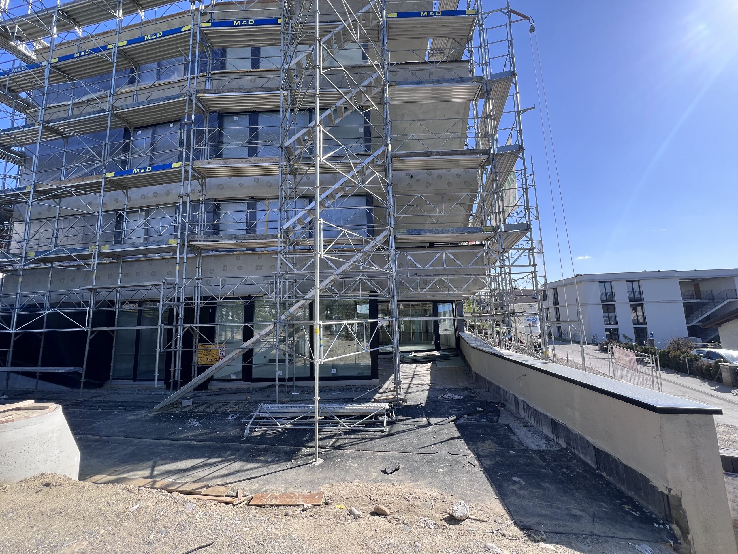 Gebäude im Bau mit Gerüst