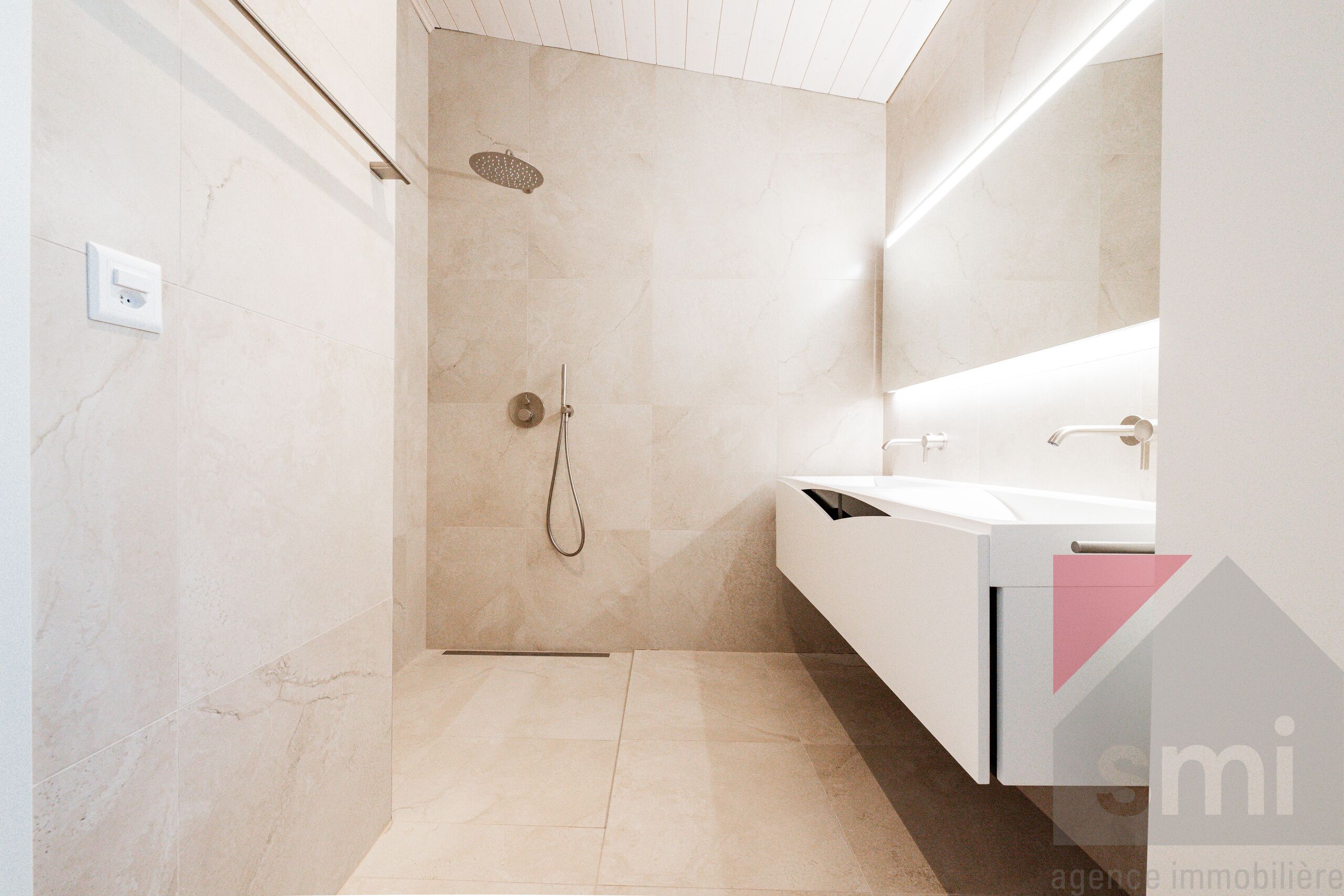 Modernes Bad mit Walk-in-Dusche und Doppelwaschtisch