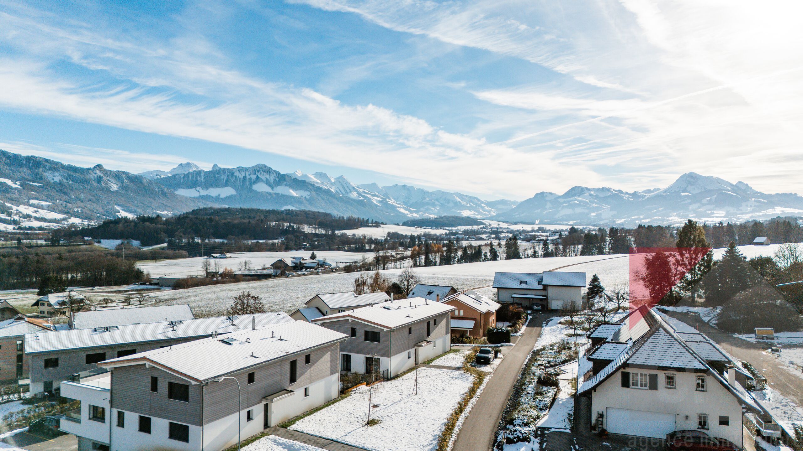 Alpenlandschaft mit Wohnhäusern im Winter