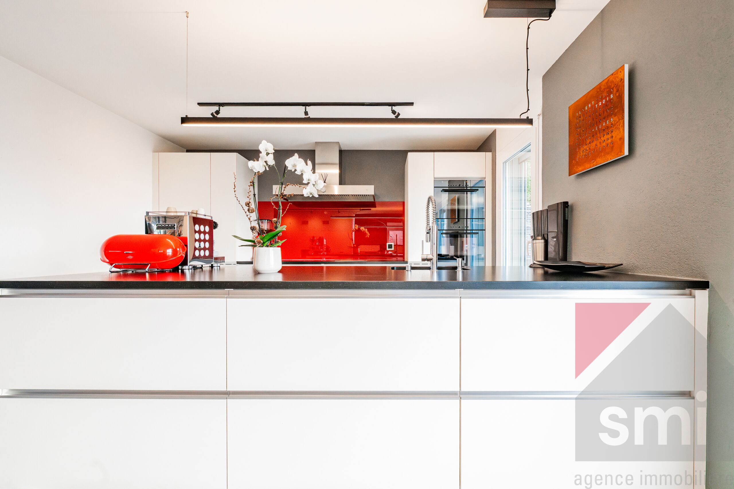 Moderne Küche mit roter Rückwand