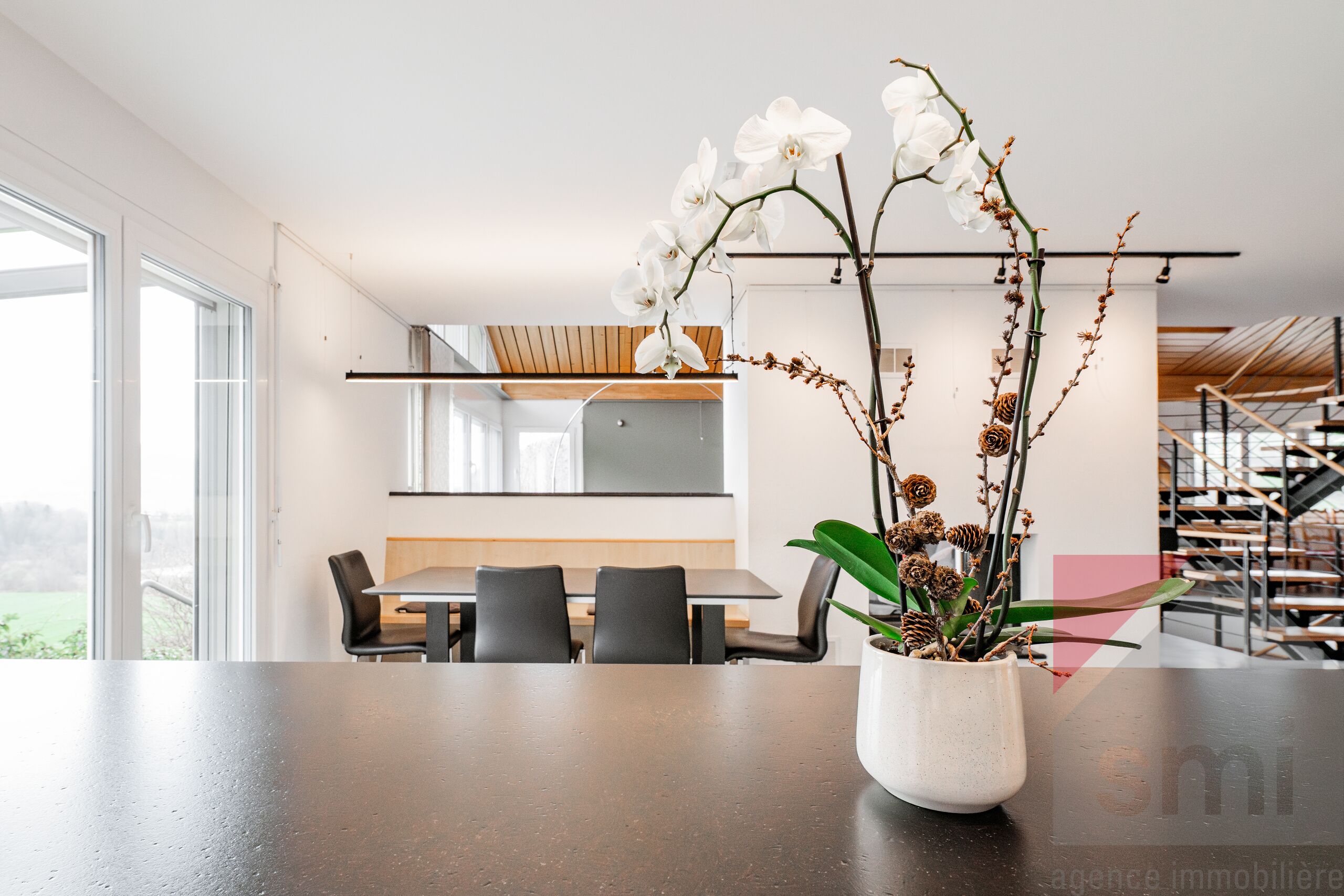 Modernes Esszimmer mit dekorativer Orchidee