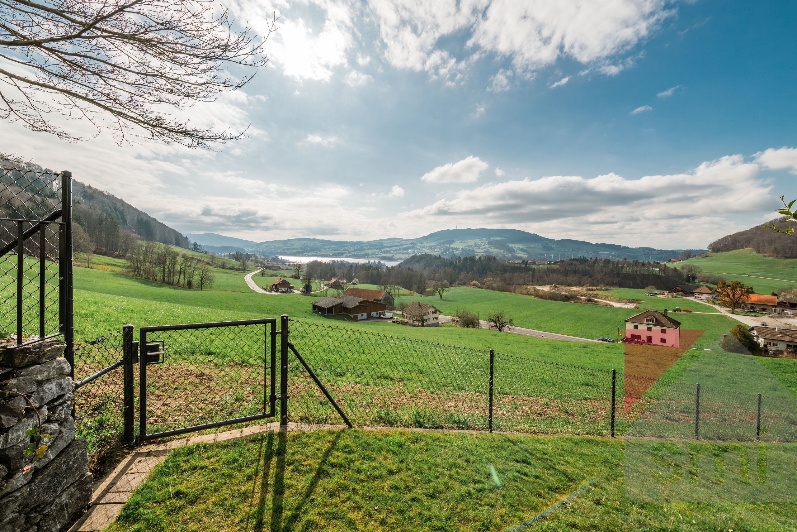 Ländliche Panoramaansicht mit umzäuntem Garten