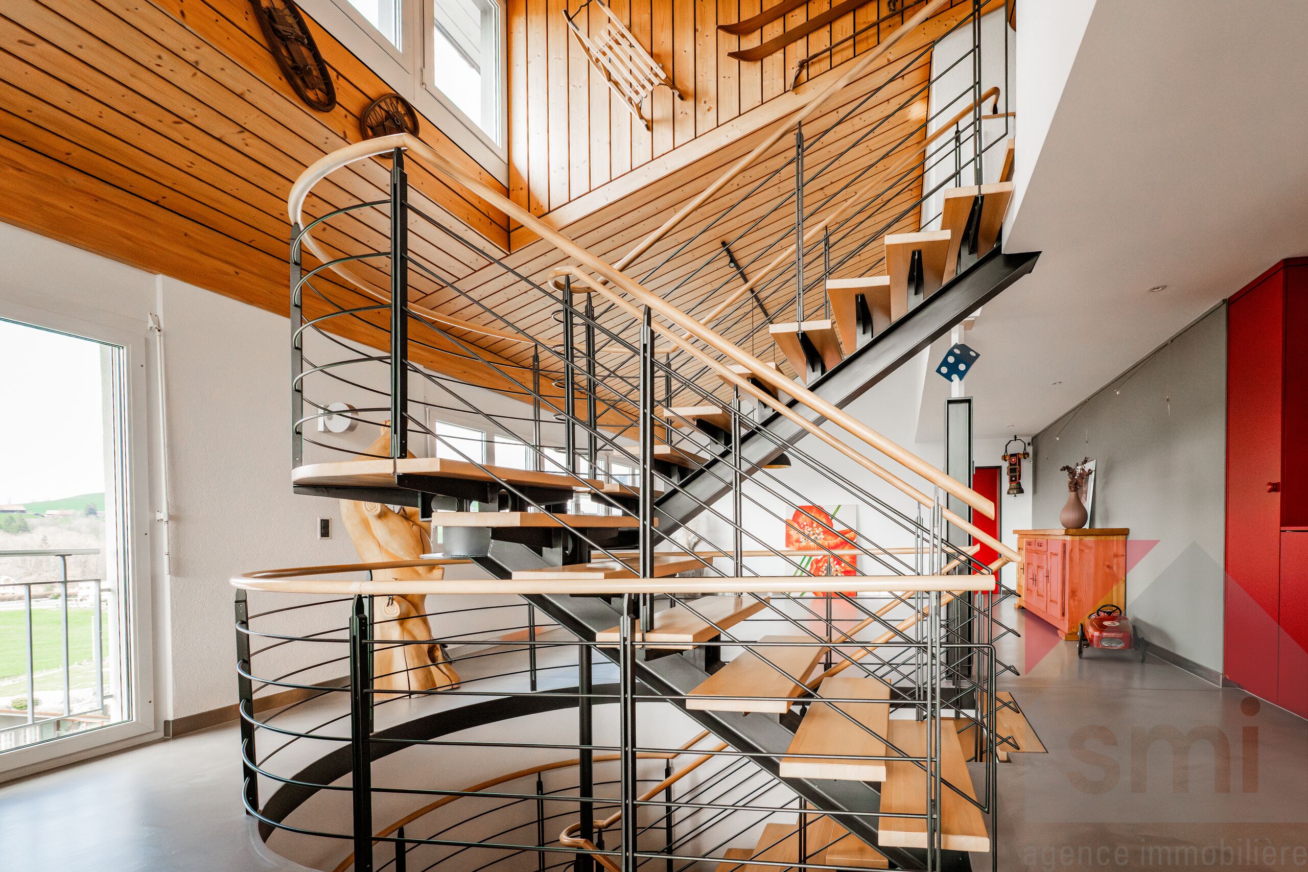 Treppenhaus mit offener Wendeltreppe