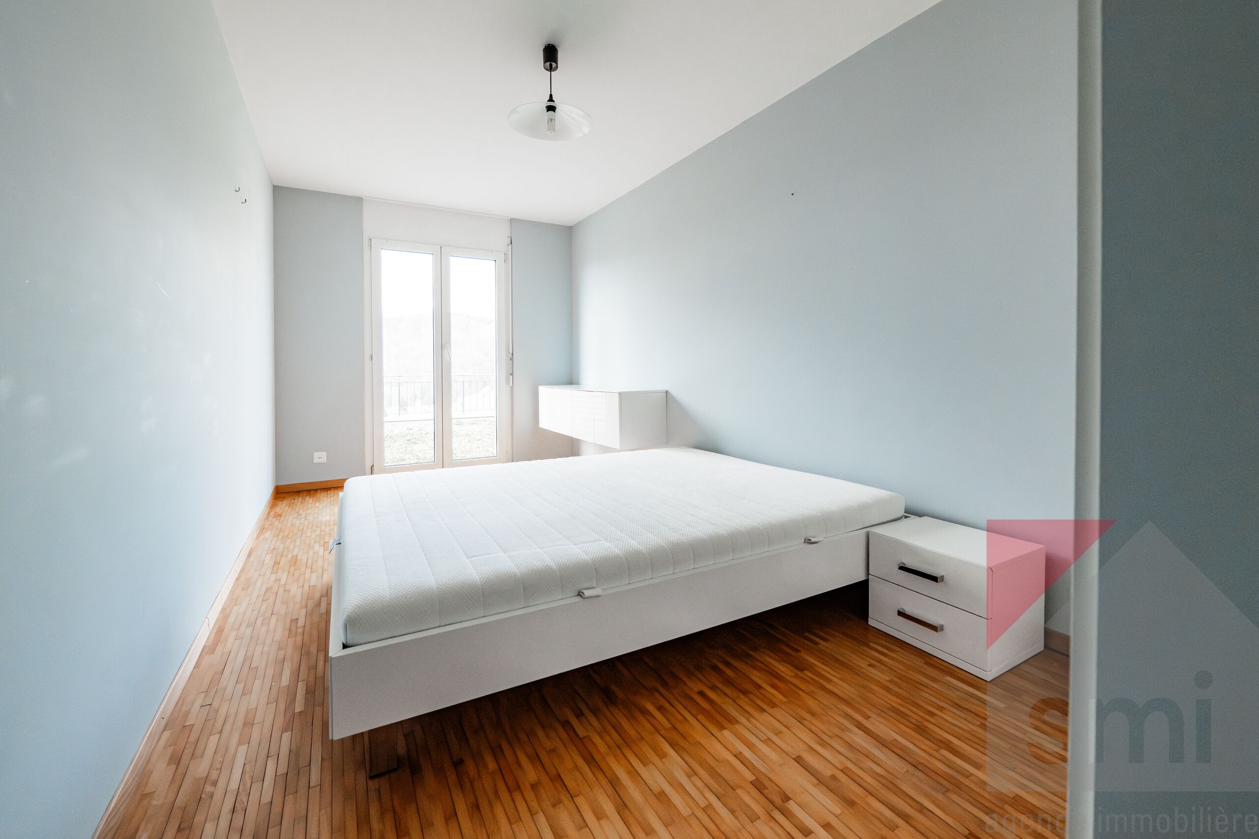 Helles minimalistisches Schlafzimmer