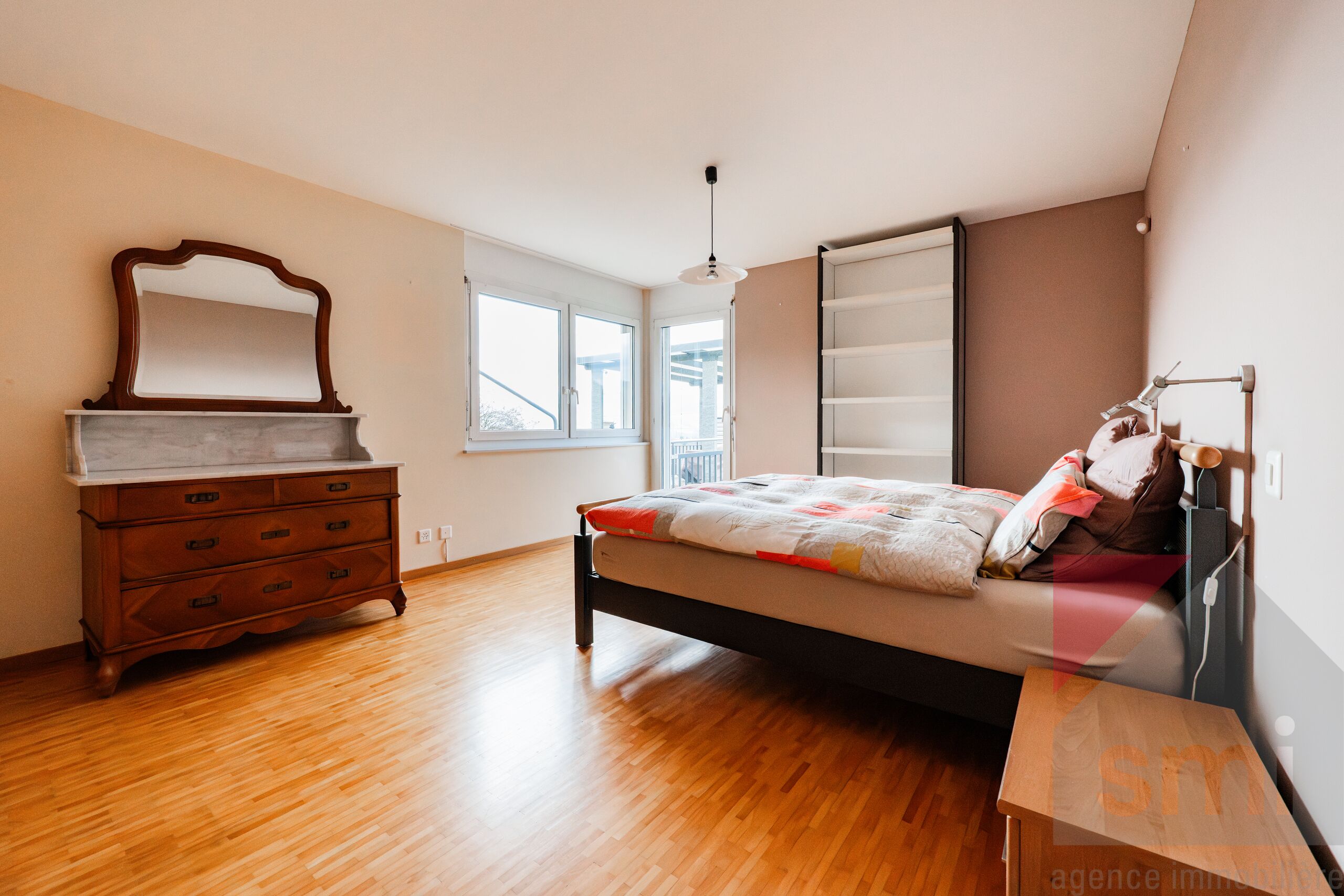 Helles Schlafzimmer mit Holzboden und Möbeln
