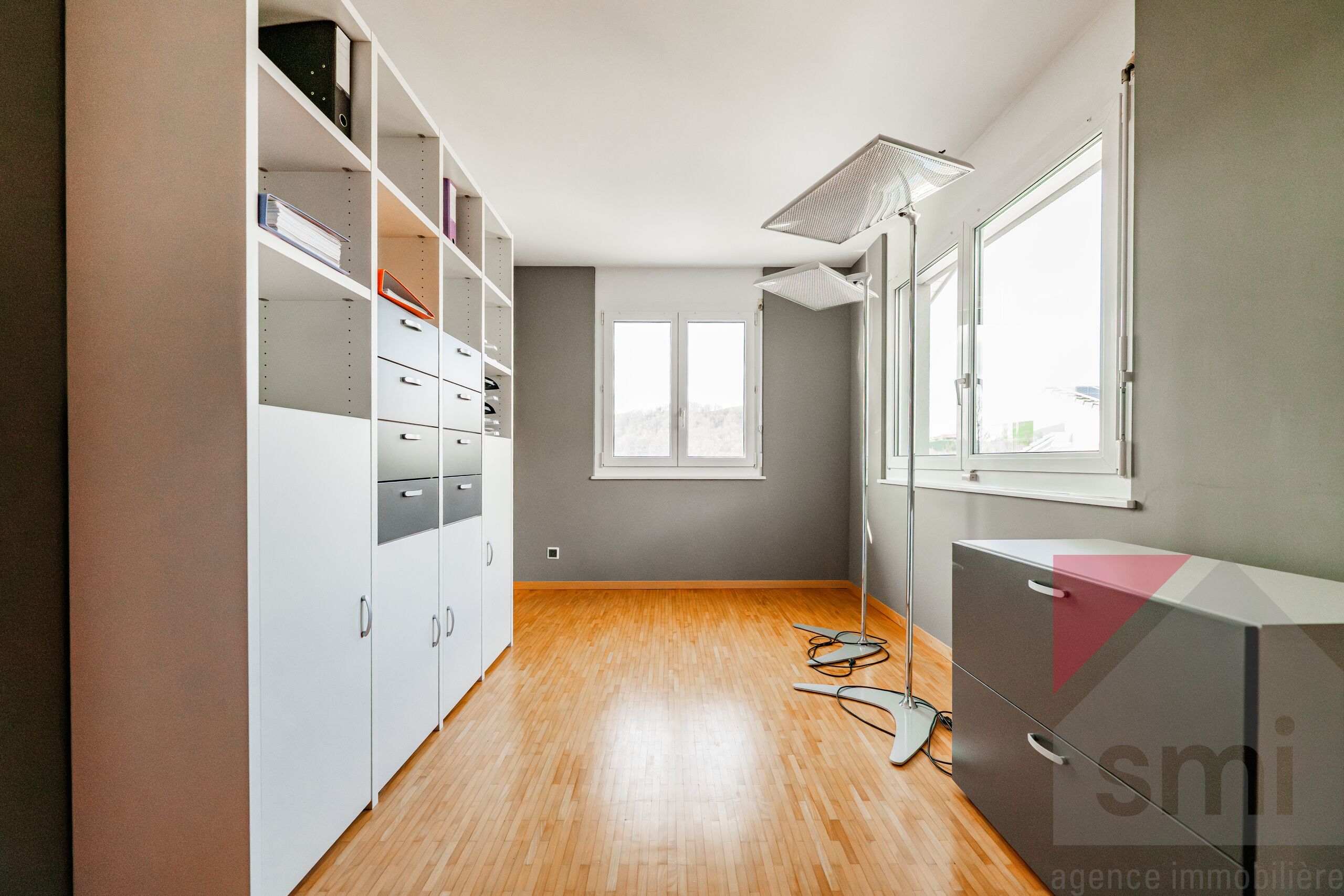 Helles Ankleidezimmer mit Einbauschränken