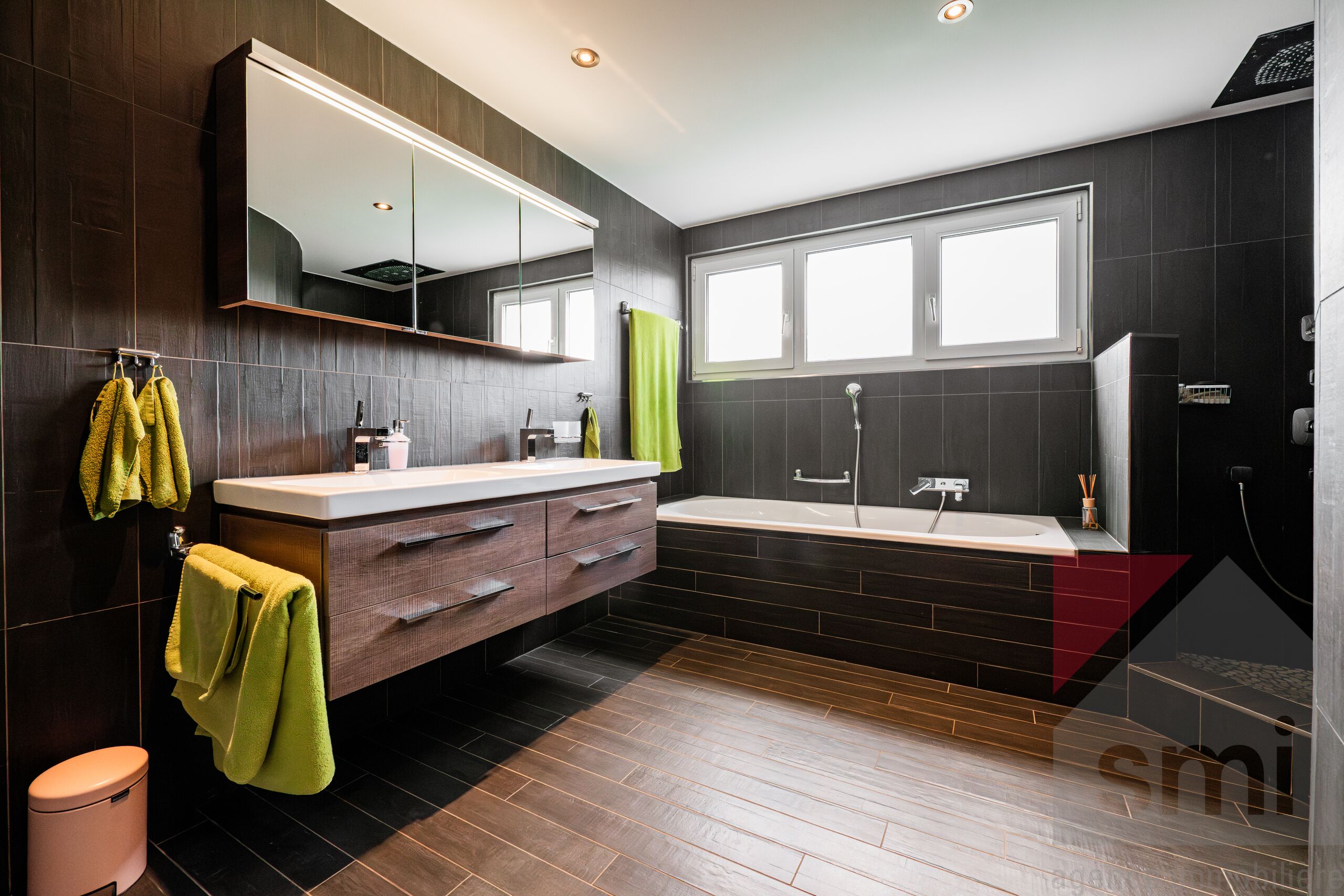 Modernes Badezimmer mit dunklen Oberflächen
