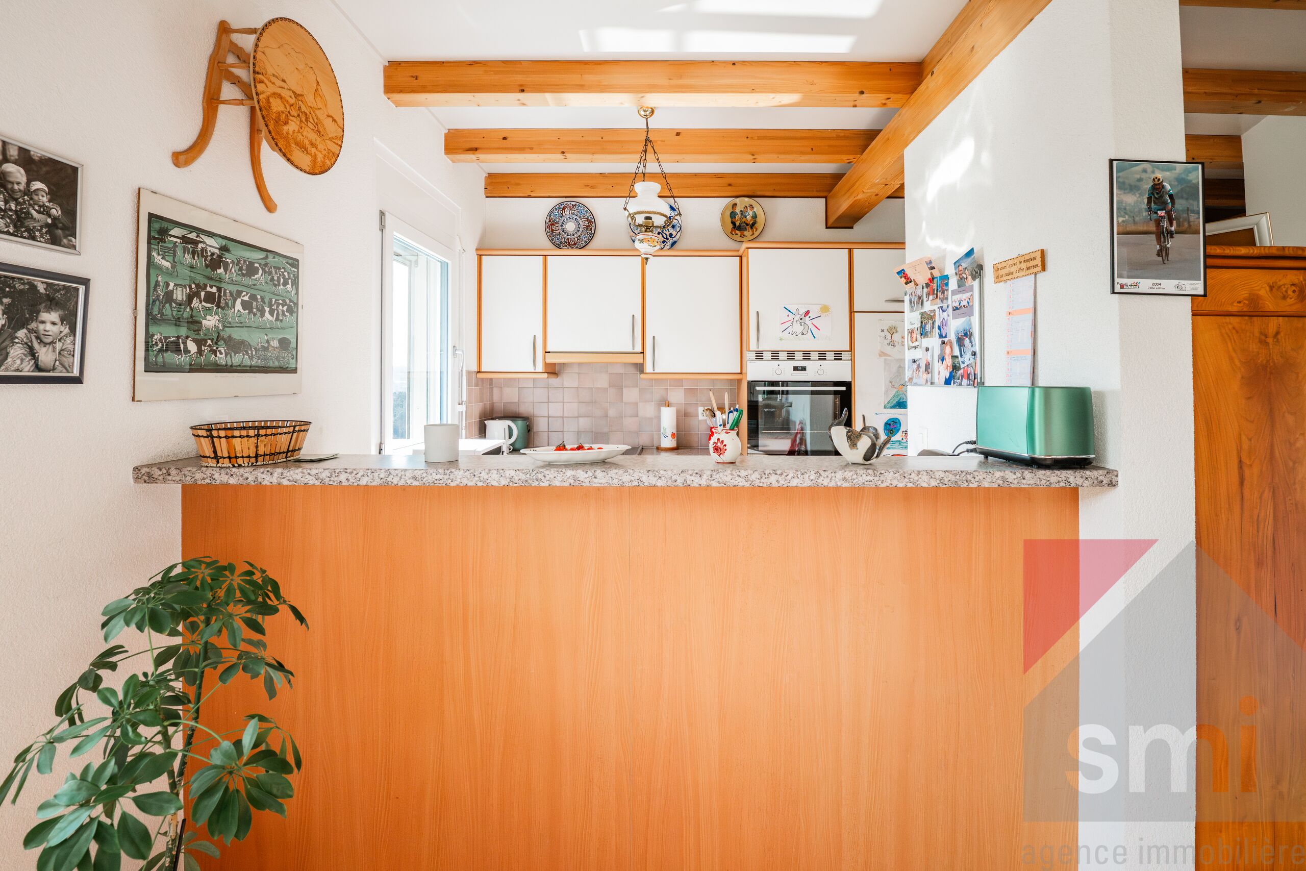 Offene Küche mit Holzdecke und Bar
