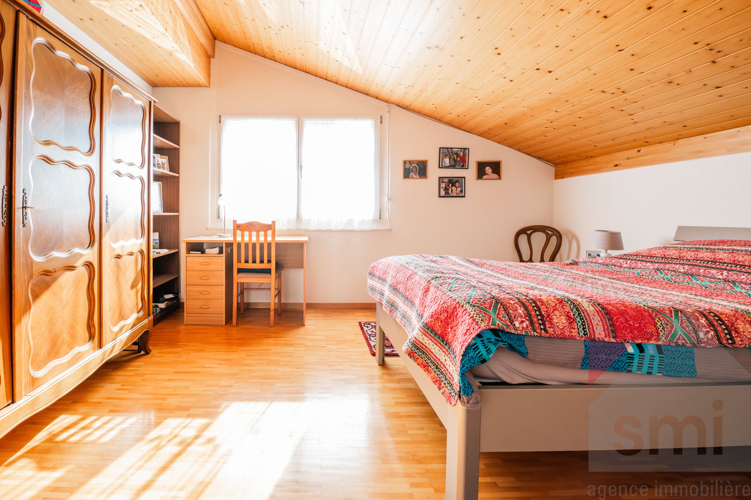 Dachgeschoss-Schlafzimmer mit Holzdecke