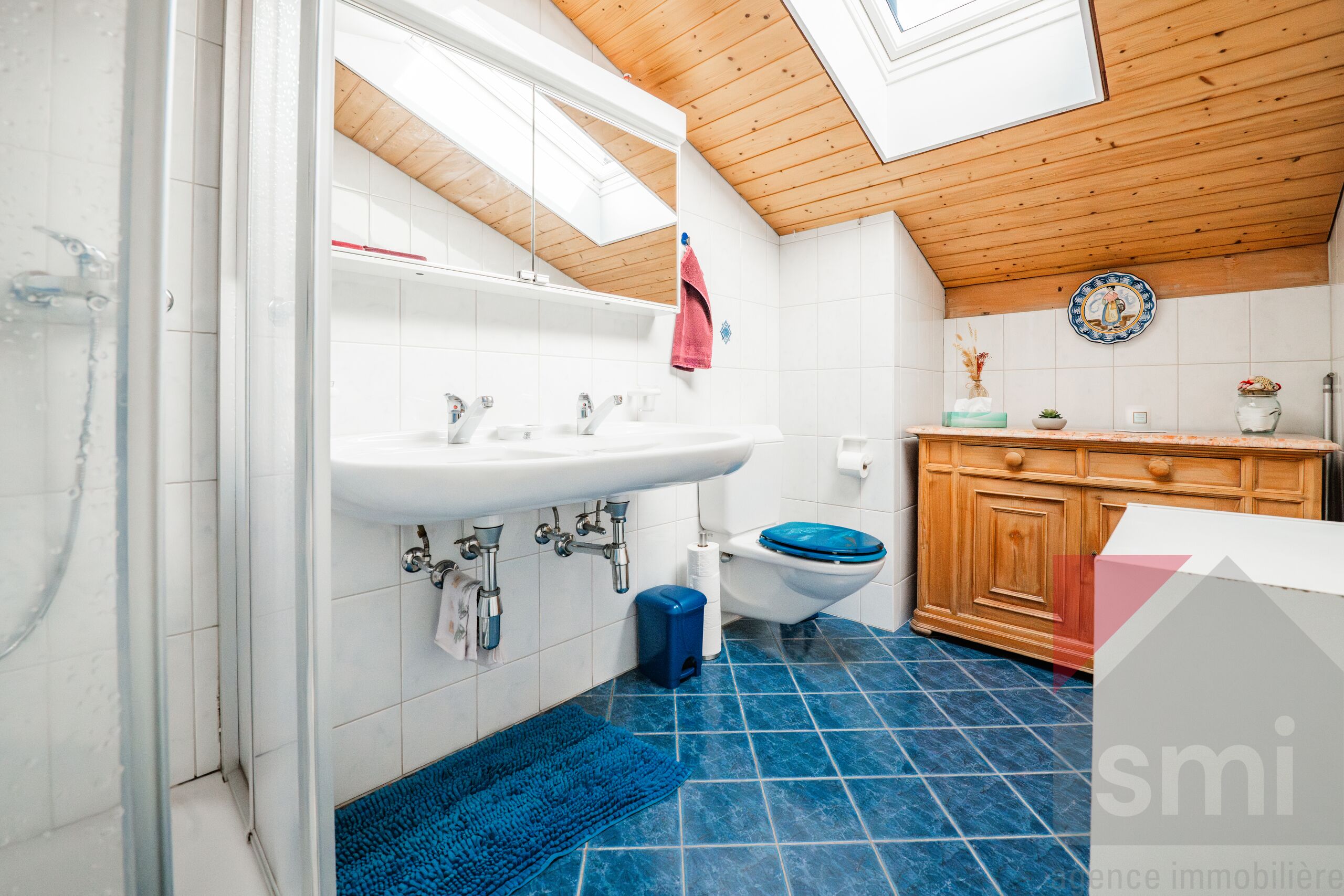 Dachgeschossbad mit Waschtisch und WC