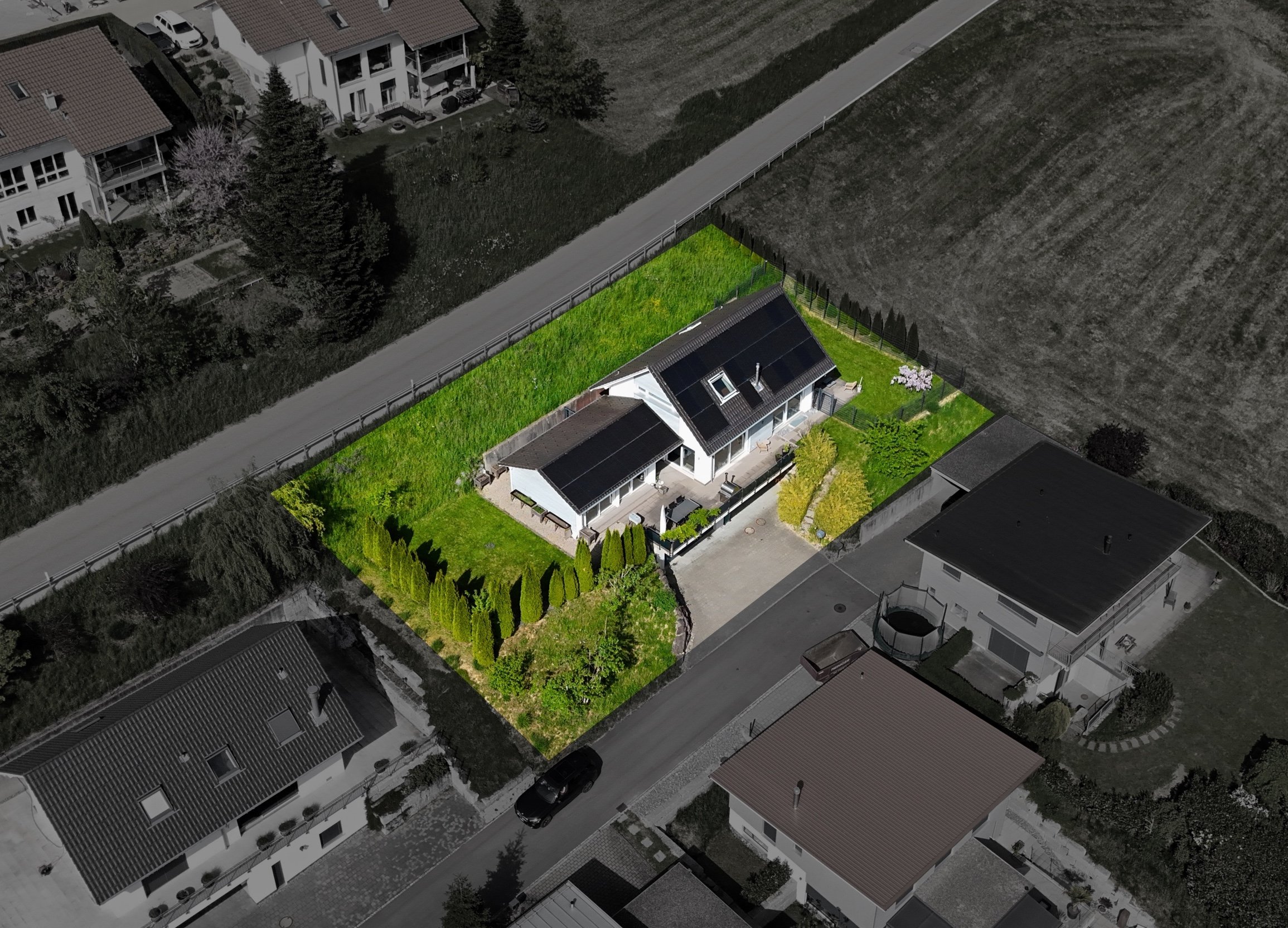 Drohnenaufnahme eines Einfamilienhauses mit großem Garten