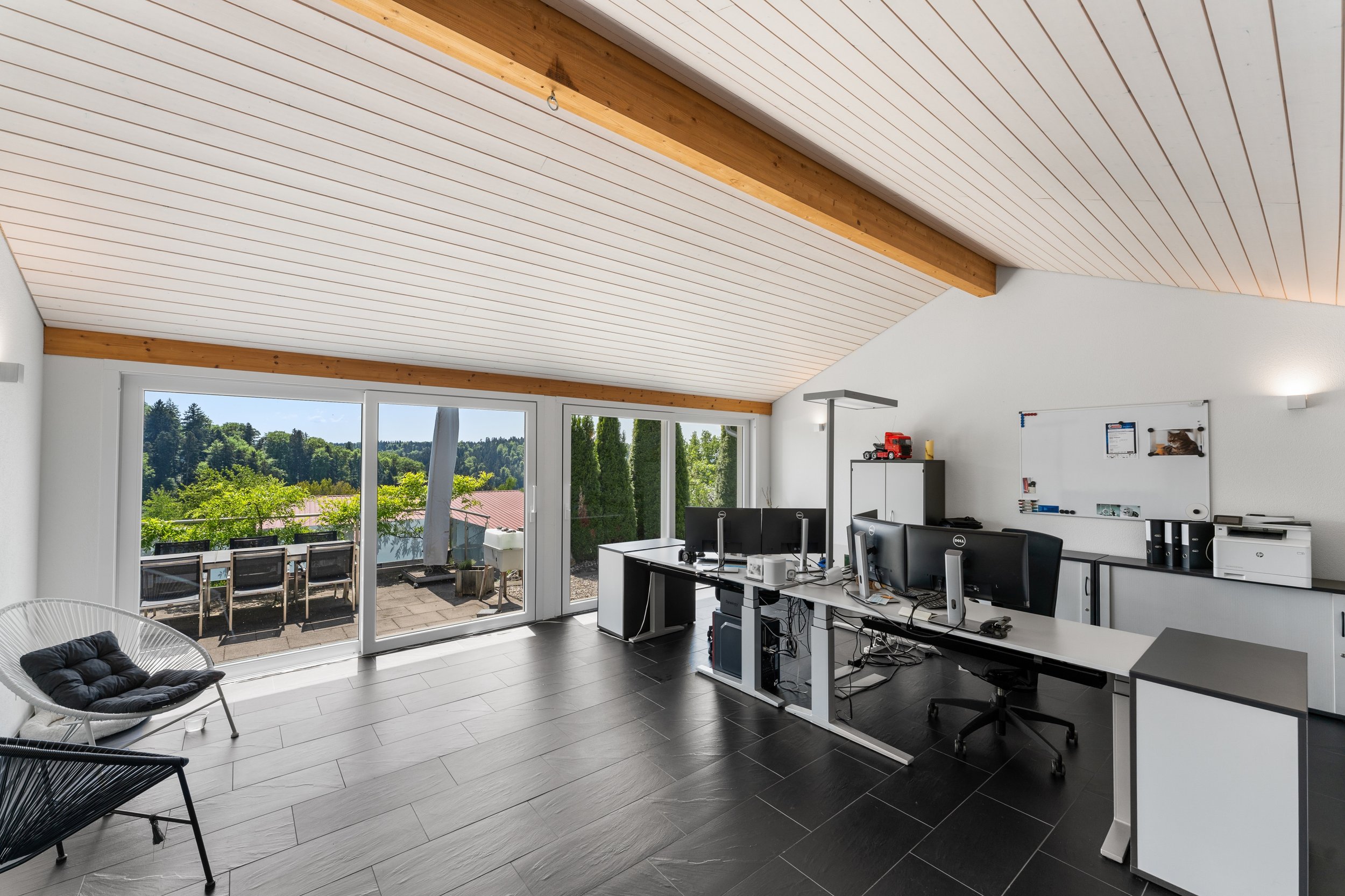 Büro mit Dachschräge und Terrassenblick