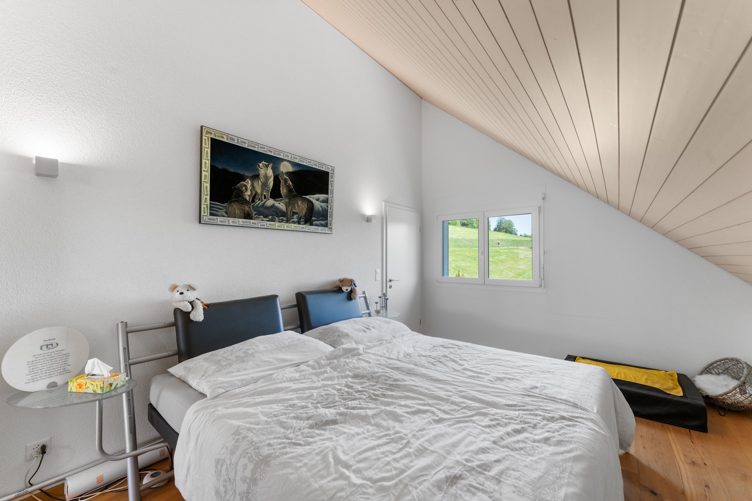 Dachgeschoss-Schlafzimmer mit Blick ins Grüne