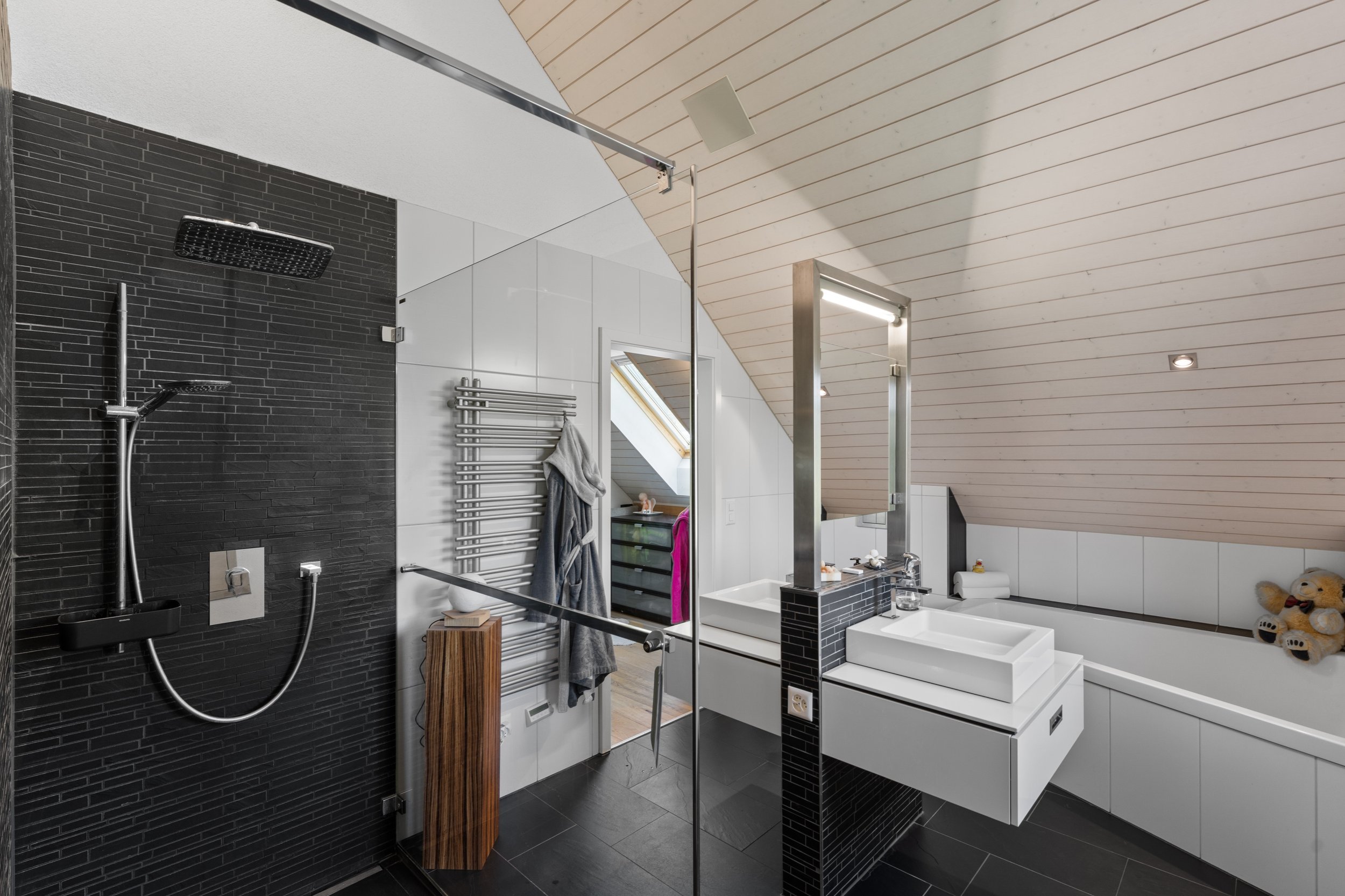 Modernes Badezimmer mit Dachschräge