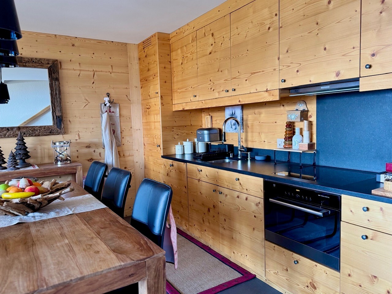 Gemütliche Landhausküche mit Holzvertäfelung