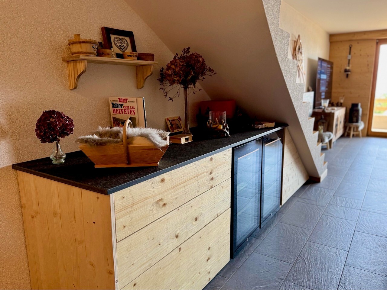 Gemütlicher Flur mit Holzkonsole und Dekoration