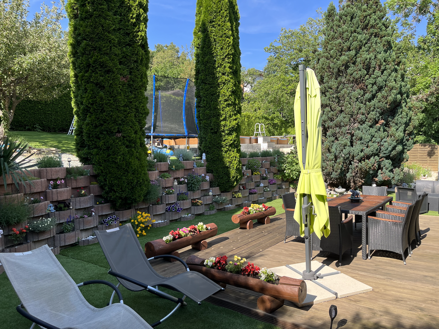 Gepflegter Garten mit Terrasse und Poolbereich