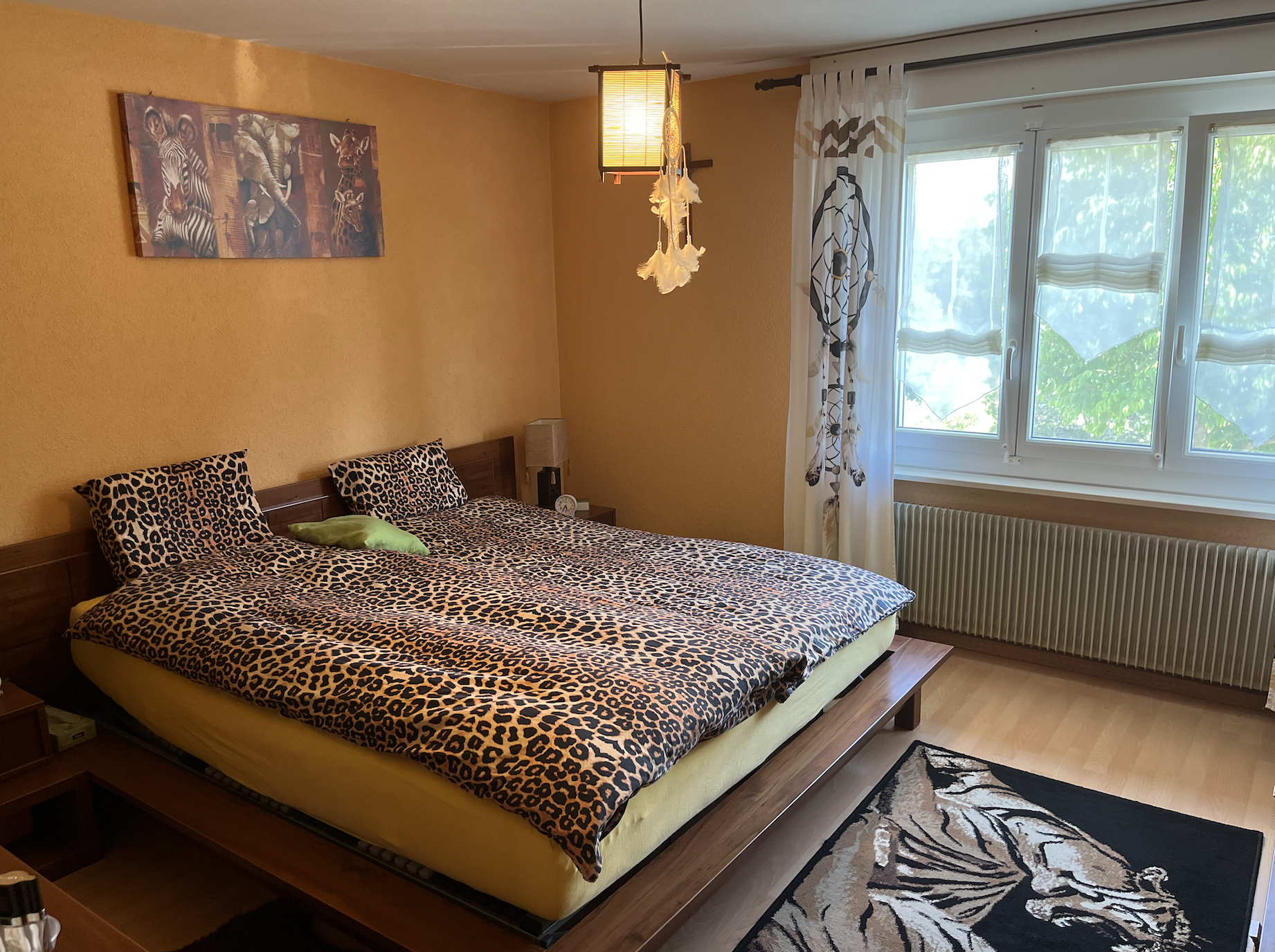 Exotisches Schlafzimmer mit Tiermotiv