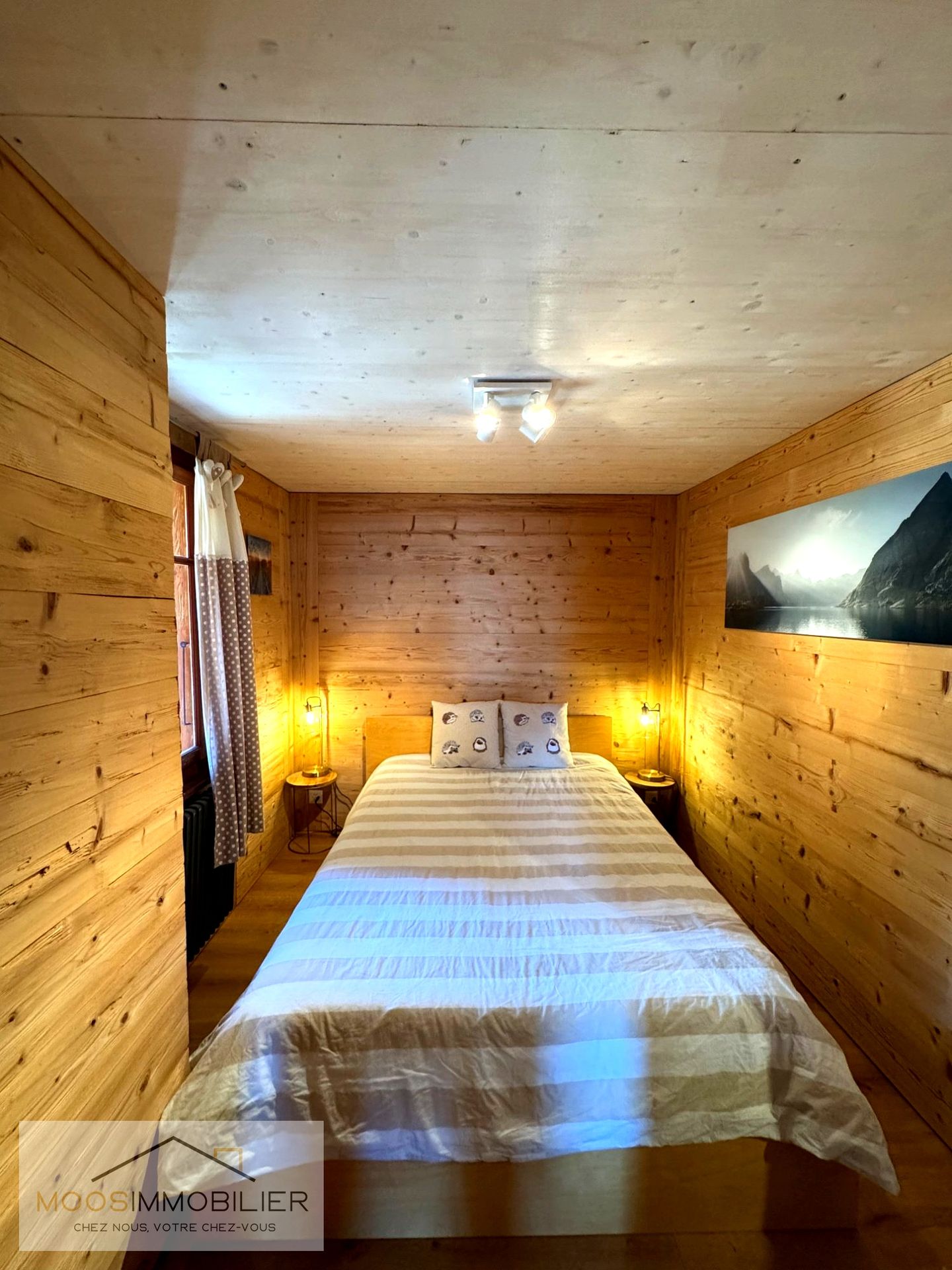 Rustikales Schlafzimmer mit Holzwänden