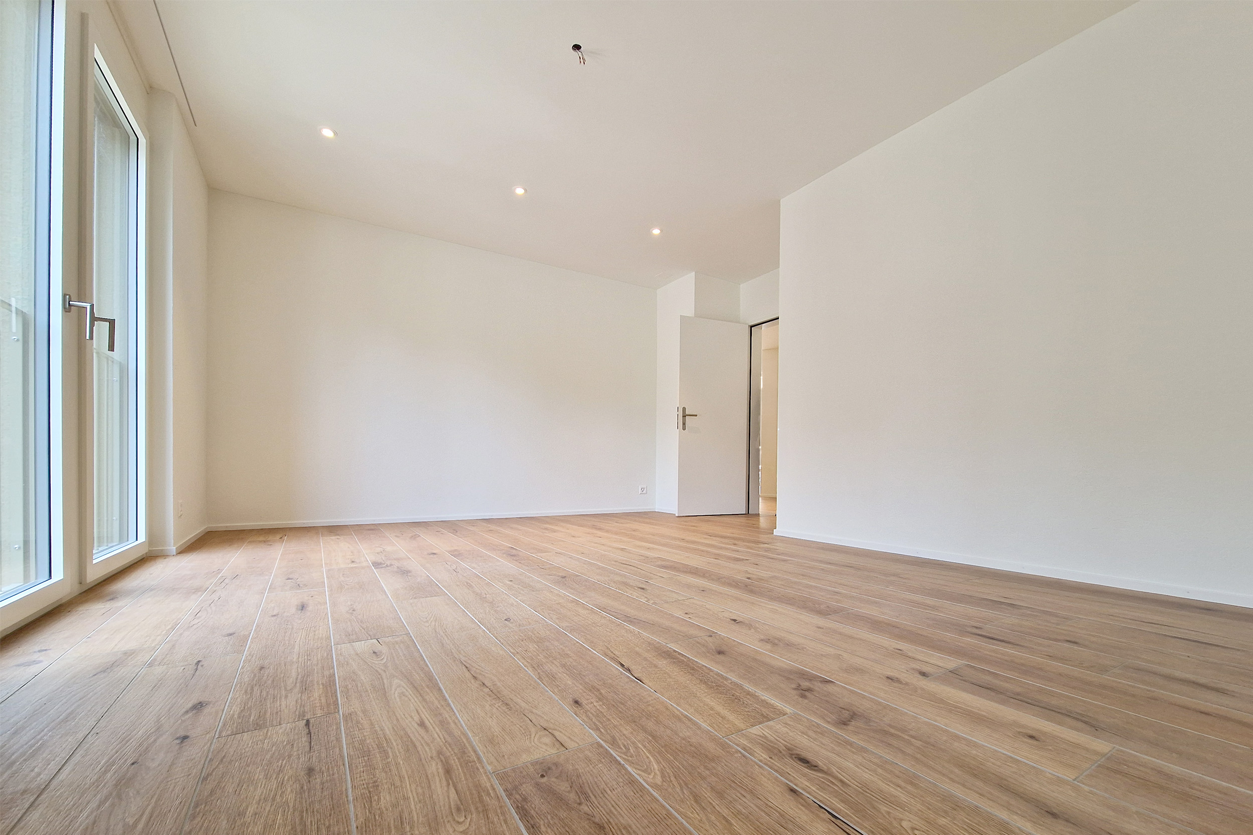Heller leerer Innenraum mit Holzoptikboden