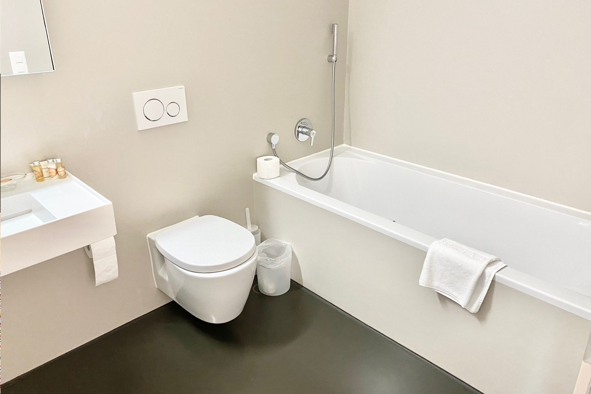 Modernes Bad mit Badewanne und WC