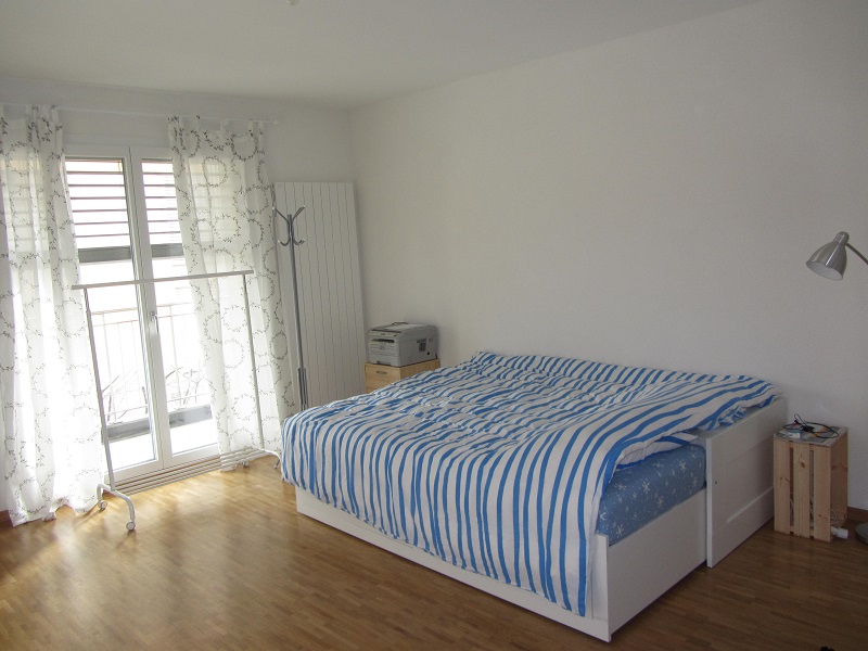 Helles Schlafzimmer mit Balkonzugang