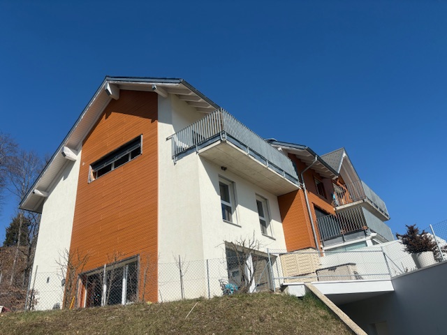 Mehrfamilienhaus mit Balkonen