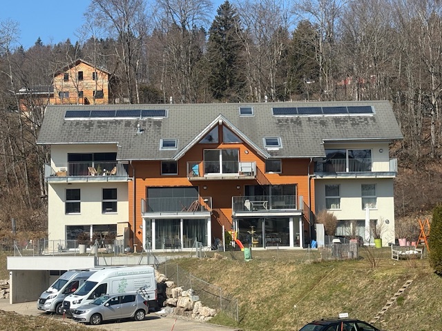Mehrfamilienhaus mit Balkon und Photovoltaik