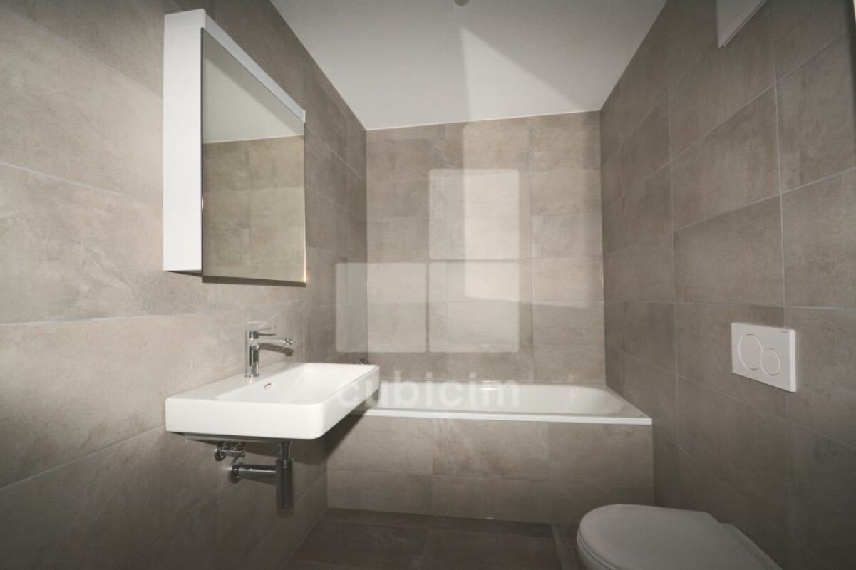 Modernes Badezimmer mit Badewanne und wandhängendem WC
