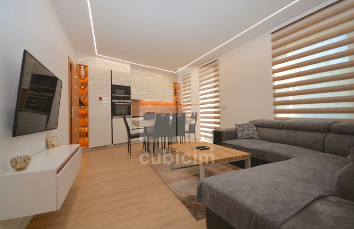 Modernes Wohn-Esszimmer mit offener Küche