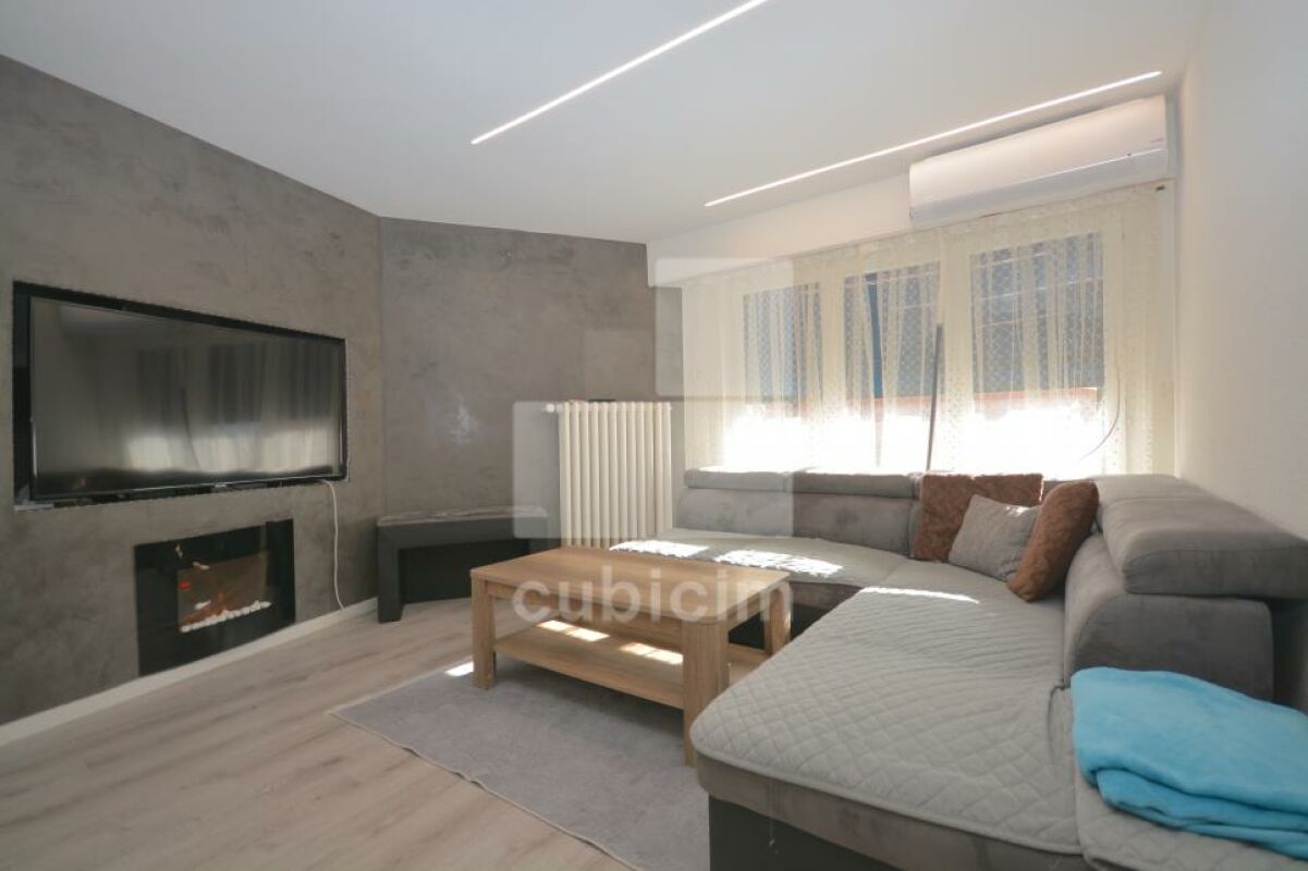 Modernes Wohnzimmer mit Ecksofa und Kamin