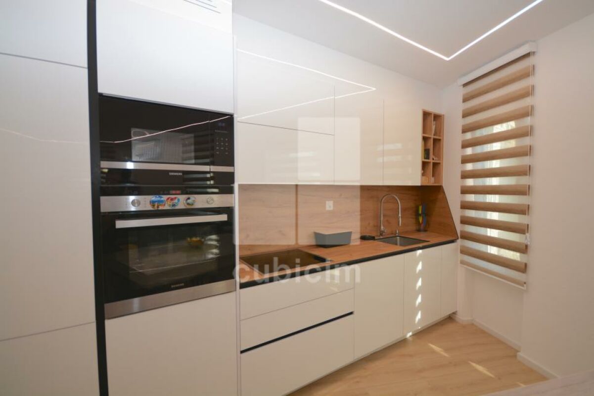 Moderne Einbauküche mit Holzarbeitsplatte