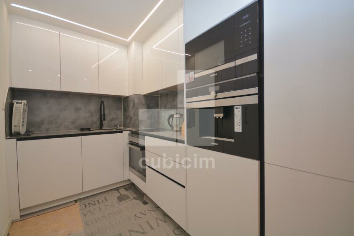 Moderne Einbauküche mit Hochglanzfronten