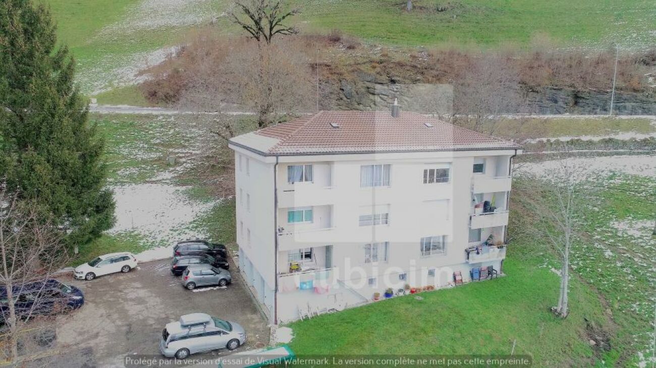 Wohngebäude mit Parkplätzen in ländlicher Umgebung
