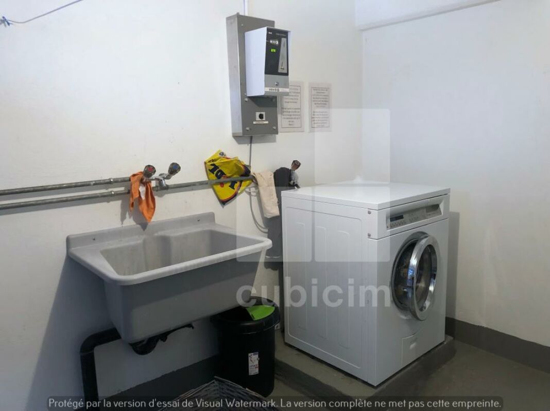 Hauswirtschaftsraum mit Waschmaschine und Ausgussbecken