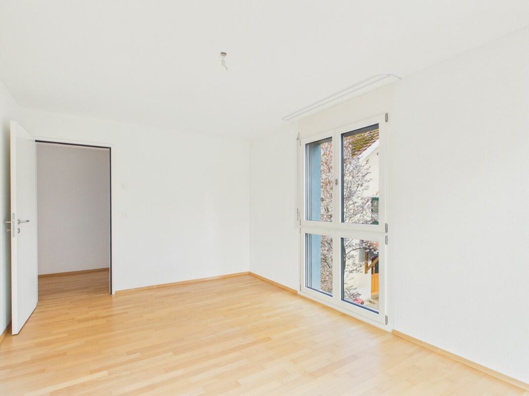 Leerer heller Raum mit Holzboden